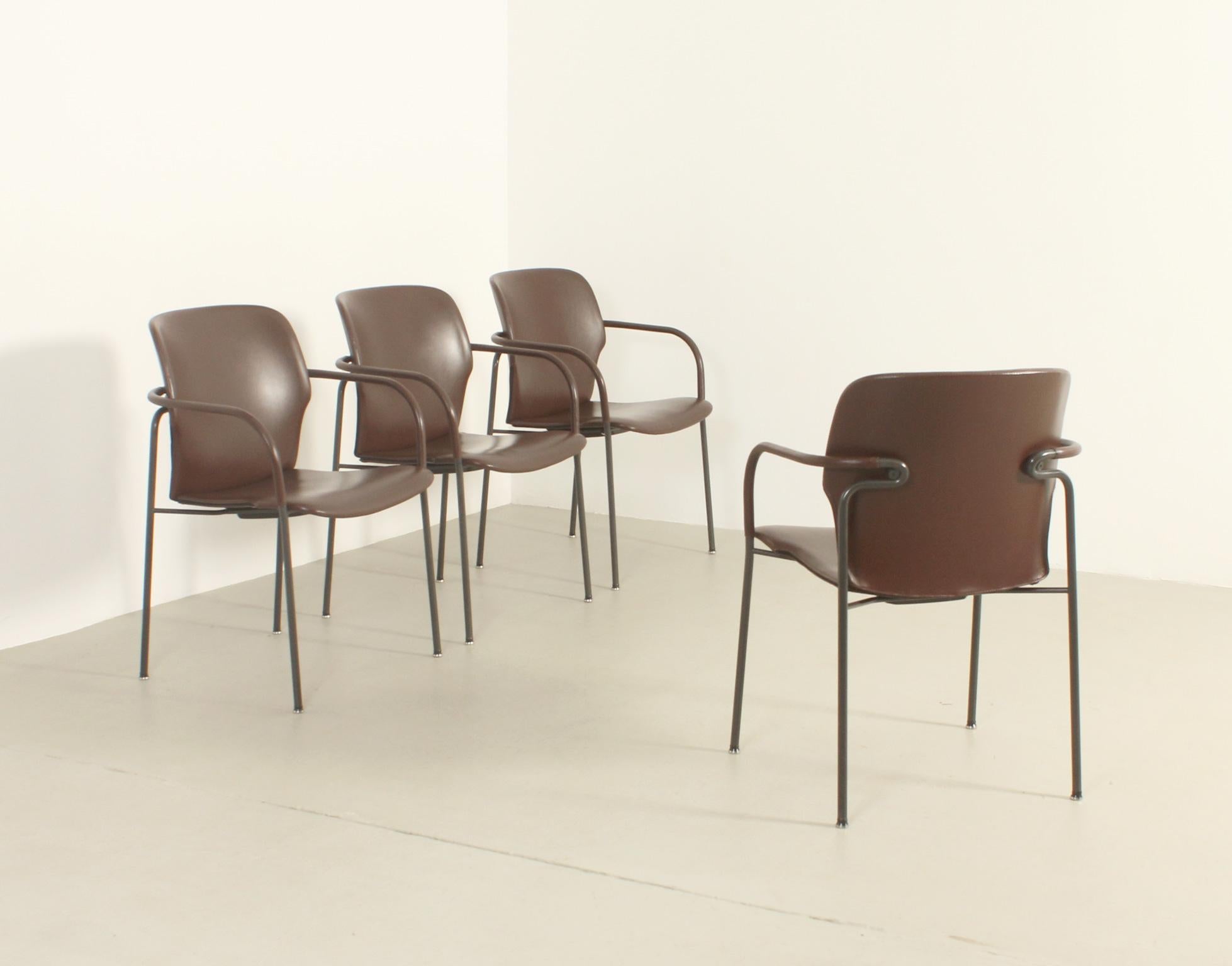 Satz von vier Lalanda-Stühlen, entworfen in den 1980er Jahren von dem italienischen Architekten Gianfranco Frattini für die spanische Firma Kron, Madrid. Metallstruktur lackiert und mit braunem Leder bezogen.