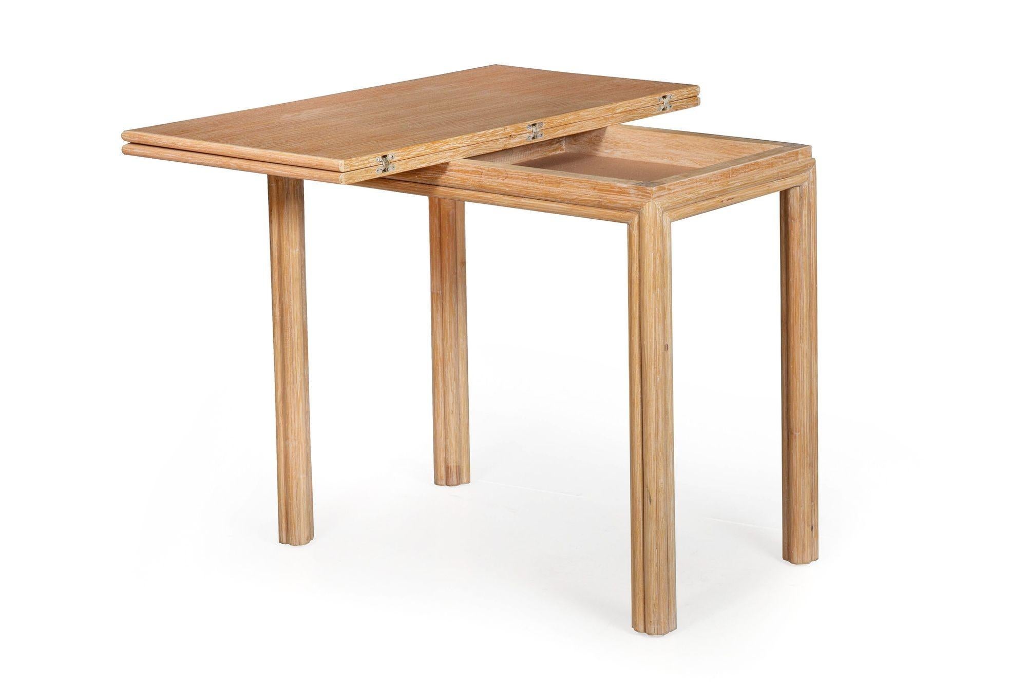 Américain Quatre fauteuils Balboa en rotin recouverts de cuir avec table de jeu de McGuire en vente