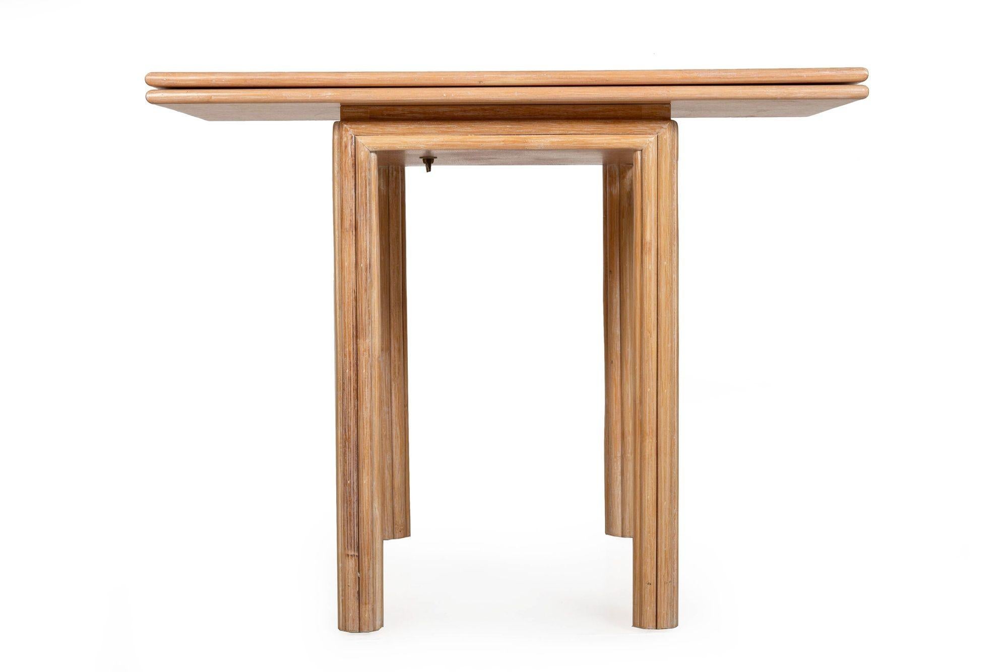 Quatre fauteuils Balboa en rotin recouverts de cuir avec table de jeu de McGuire Bon état - En vente à Shippensburg, PA