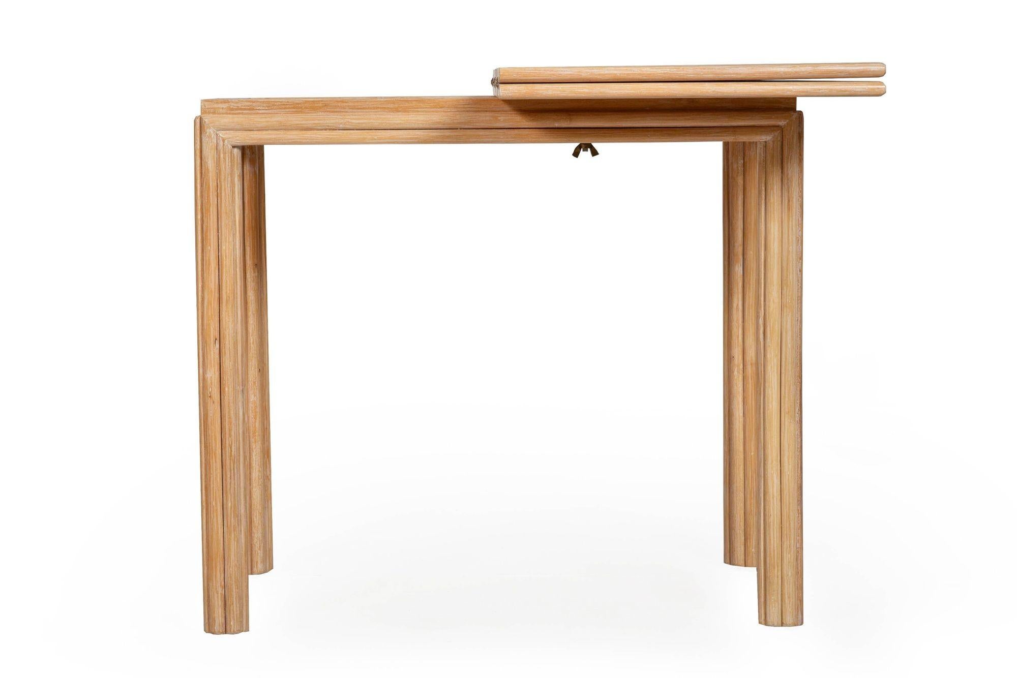 20ième siècle Quatre fauteuils Balboa en rotin recouverts de cuir avec table de jeu de McGuire en vente