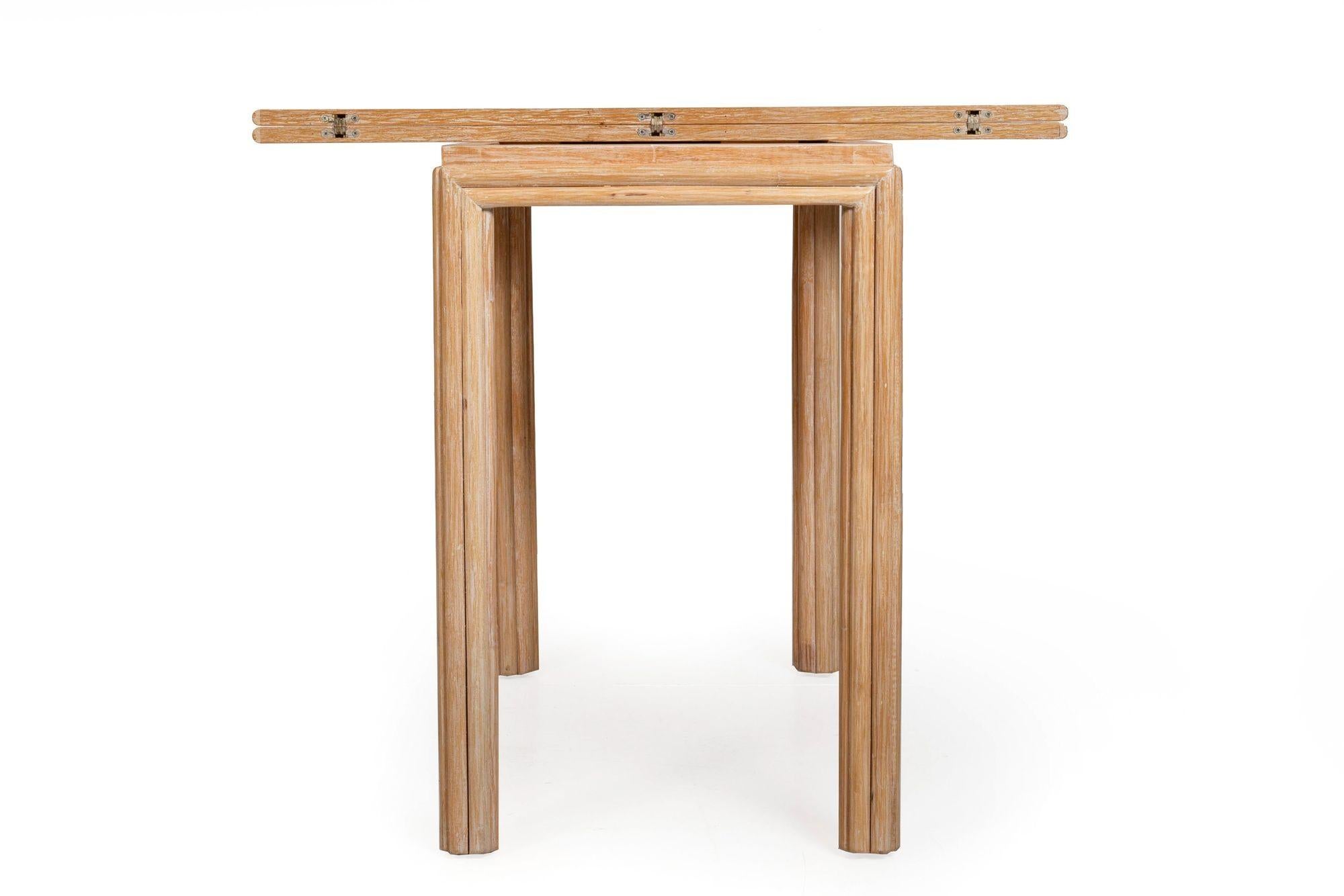 Laiton Quatre fauteuils Balboa en rotin recouverts de cuir avec table de jeu de McGuire en vente