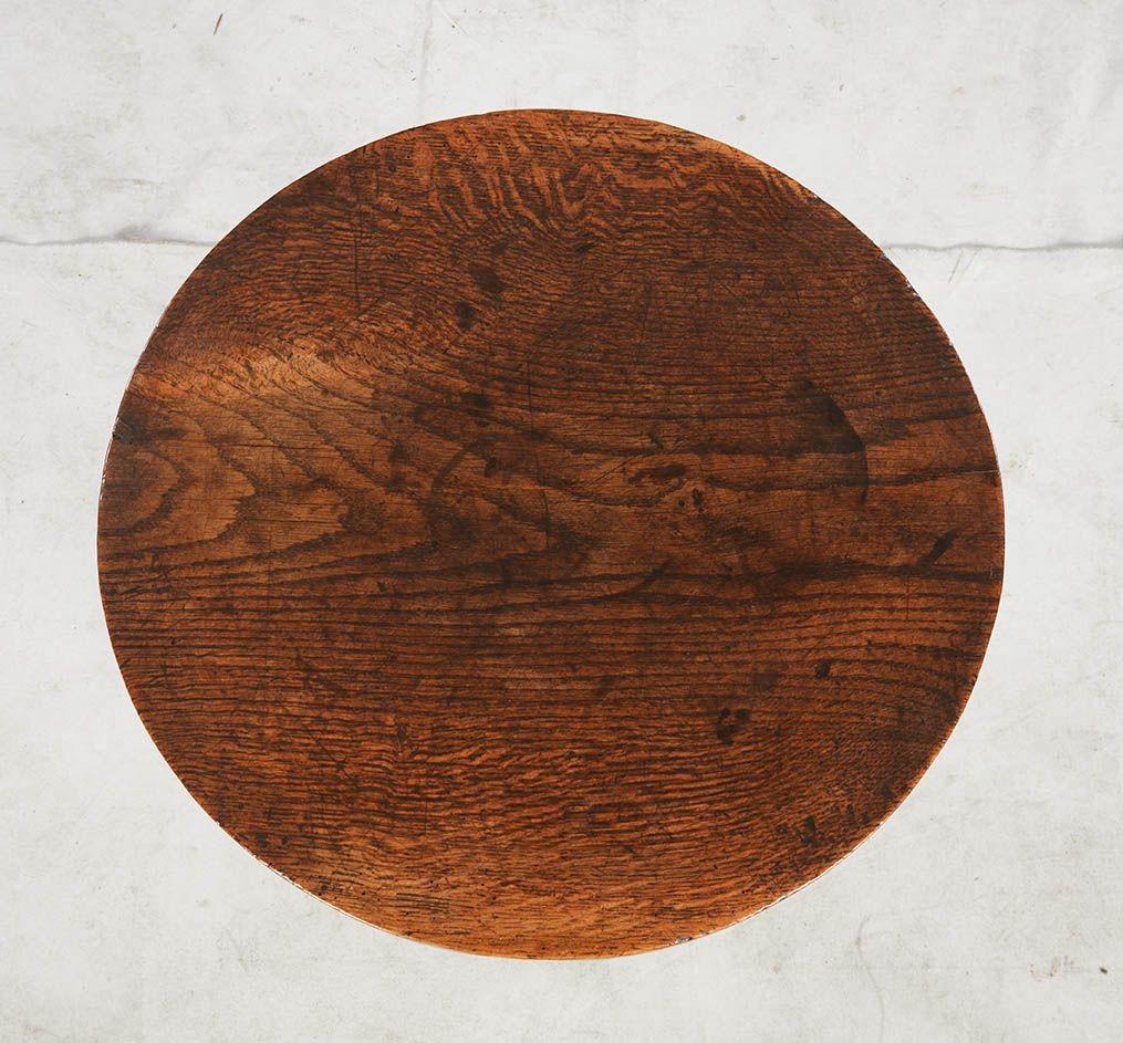 Charmante table de grillon en chêne à plateau épais sur tablier droit et quatre pieds à section carrée, fuselés et chanfreinés, reliés par une entretoise en caisson. Bonne couleur et bon grain. Une échelle utile pour une petite table à côté d'un