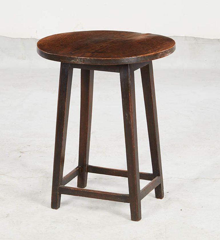 Table de cricket à quatre pieds en Oak Oak Bon état - En vente à Greenwich, CT