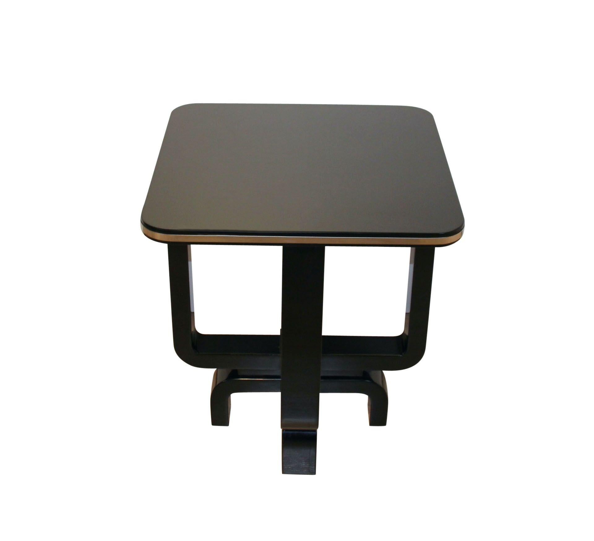 Four-legged Art Deco side table, black lacquer and metal, 
 
Rectangular four-legged Art Deco side table from France around 1930.
Black high gloss piano finish on hardwood. Stainless steel trim around the edge of the plate.
 
Dimensions: H 61.5