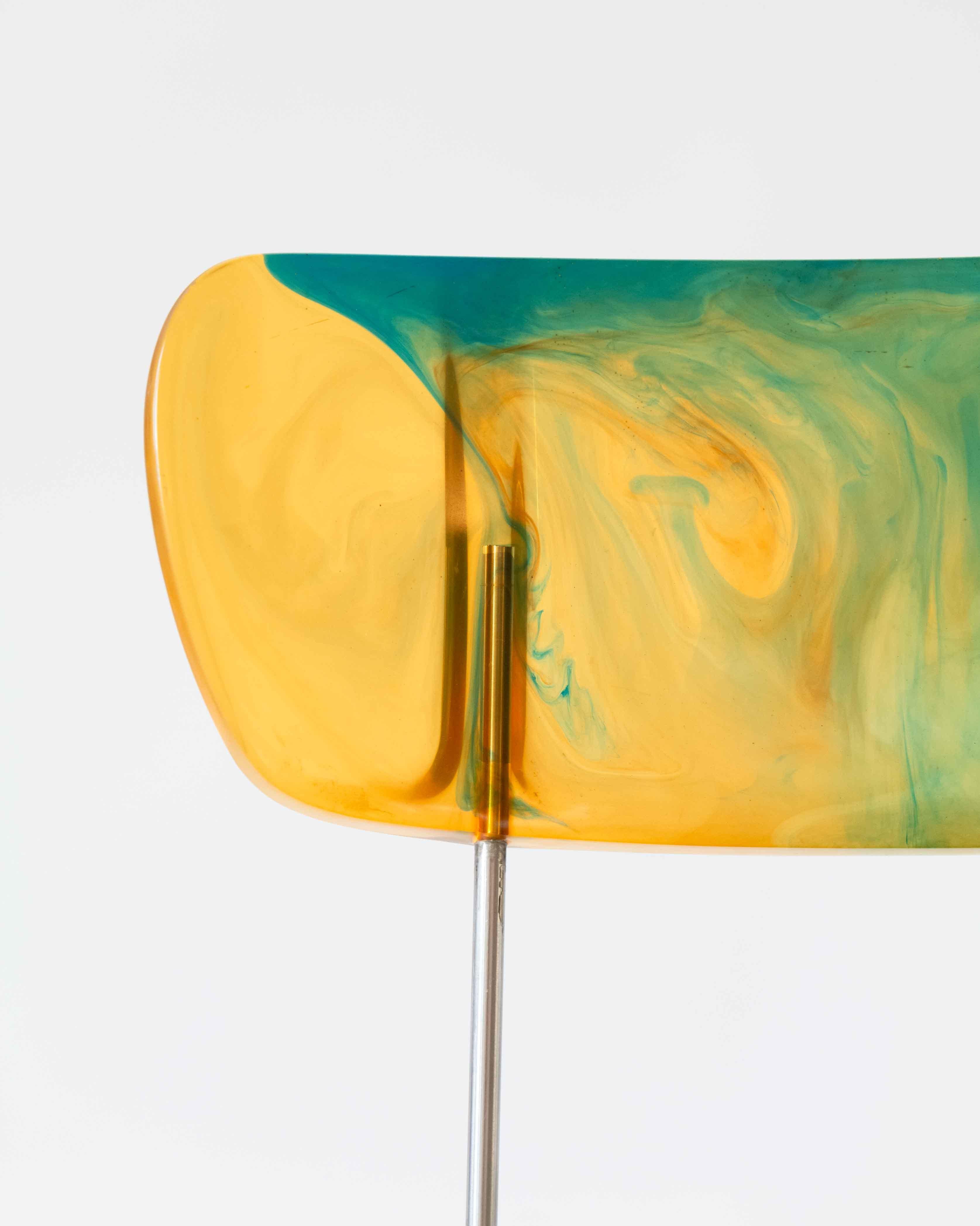 Sedia 'Broadway' di Gaetano Pesce prodotta da Bernini con quattro piedi con tappo in gomma che poggiano su molle.