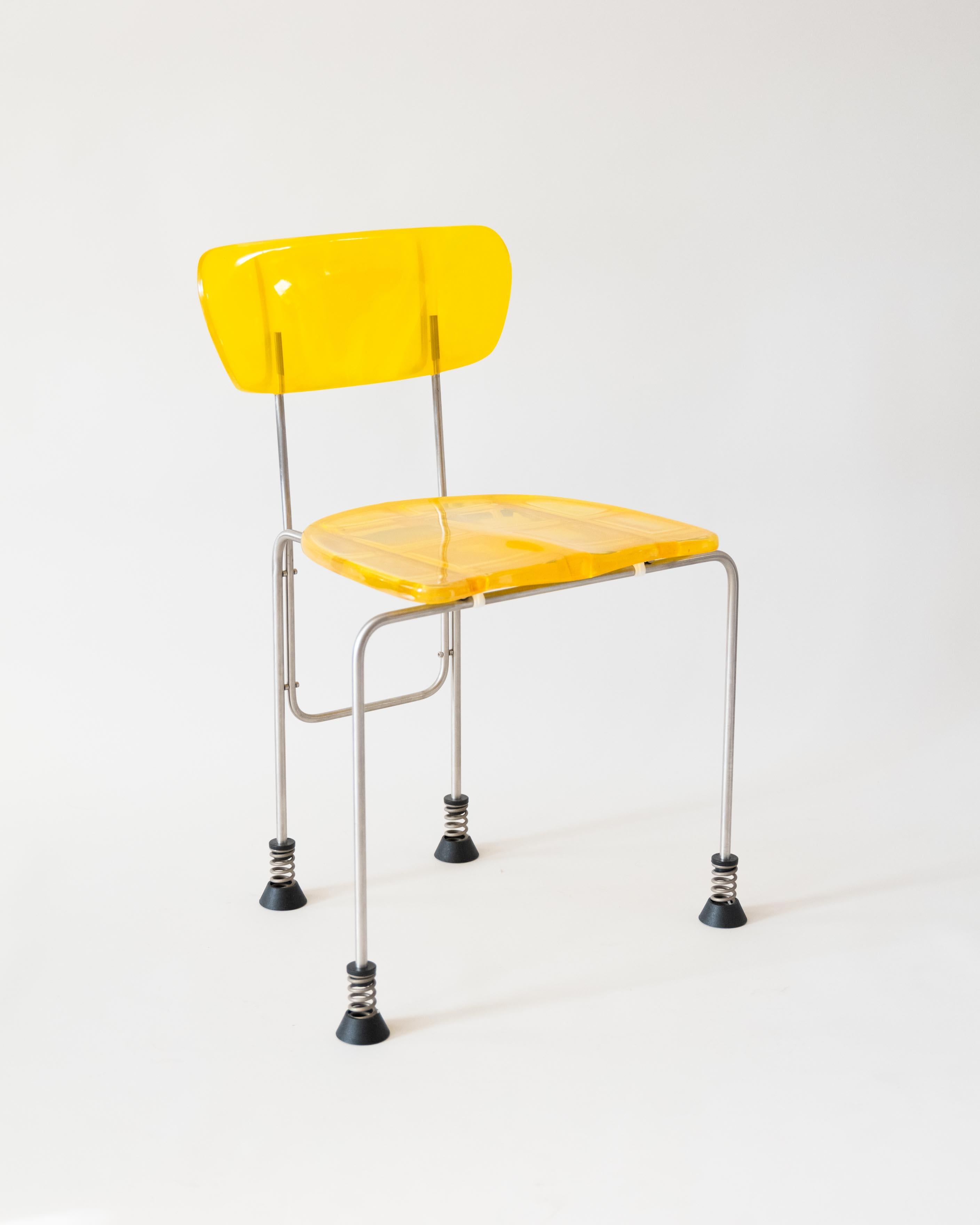 Sedia Broadway a quattro gambe in edizione limitata disegnata da Gaetano Pesce e prodotta da Bernini, Italia, 1993. La sedia è realizzata in plastica gialla stampata in resina. La sedia ha quattro gambe in acciaio spazzolato con piedi a molla.