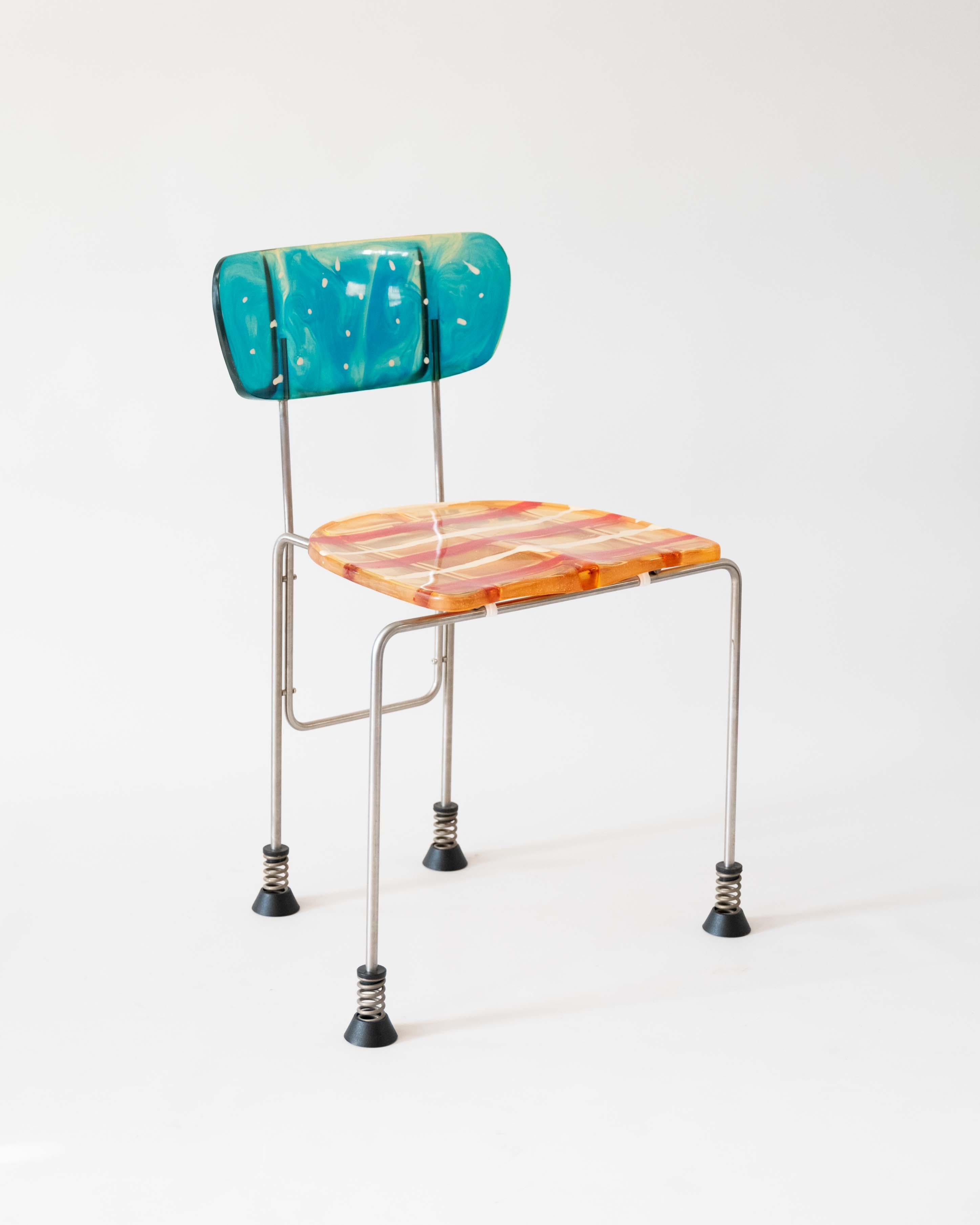 Sedia Broadway a quattro gambe in edizione limitata disegnata da Gaetano Pesce e prodotta da Bernini, Italia, 1993. La sedia è realizzata in plastica gialla stampata in resina. La sedia ha quattro gambe in acciaio spazzolato con piedi a molla.