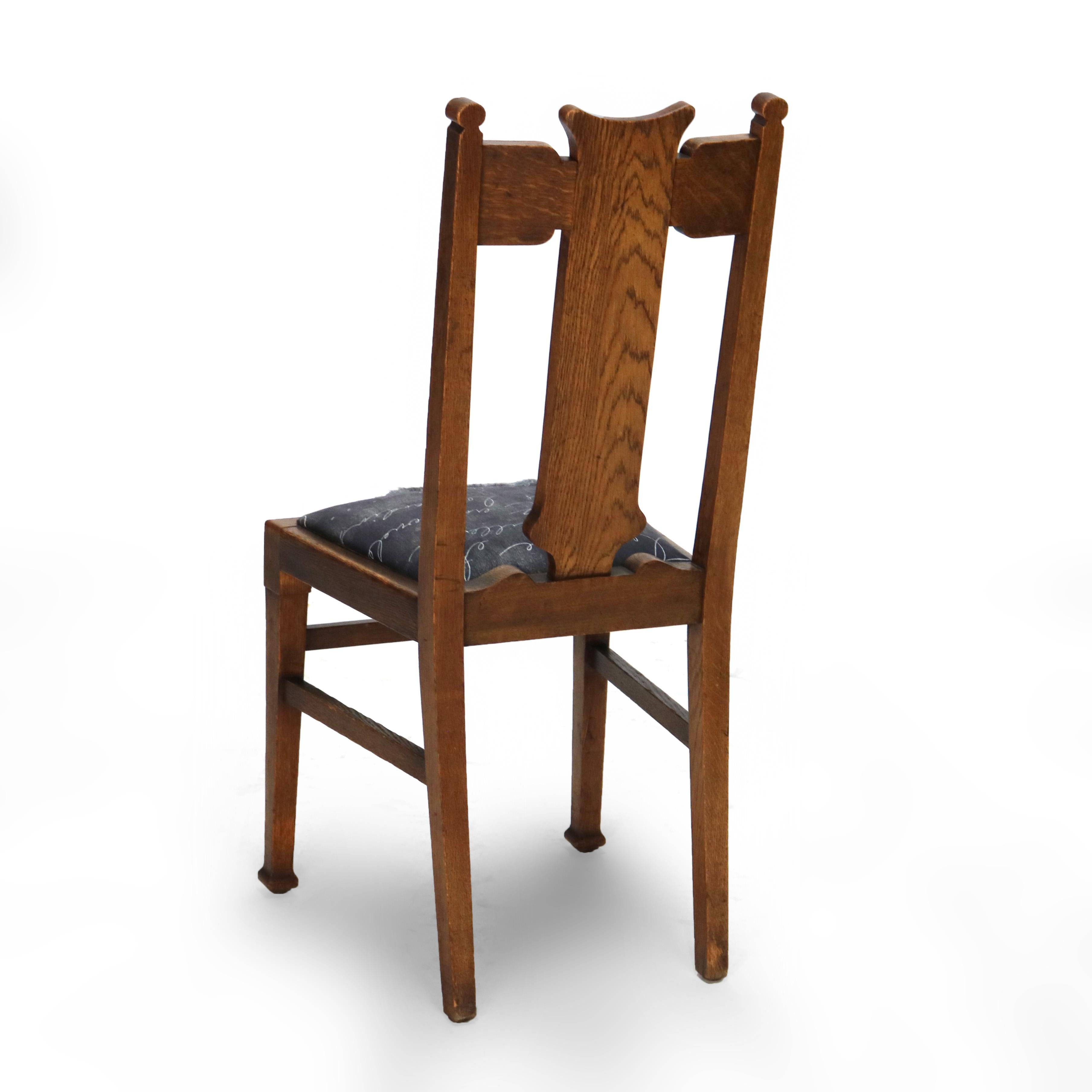 Cuatro sillas inglesas Arts & Crafts Liberty & Co de roble con respaldo de listones florales tallados Tallado en venta