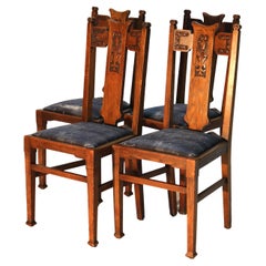 Cuatro sillas inglesas Arts & Crafts Liberty & Co de roble con respaldo de listones florales tallados