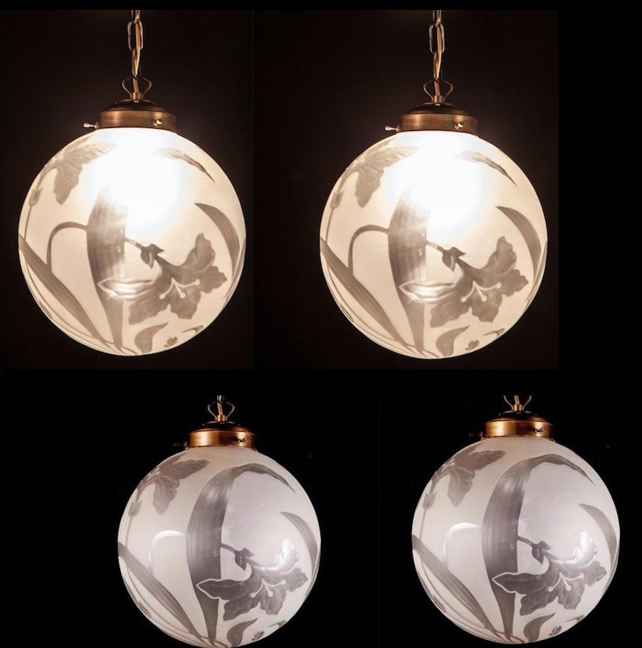 Cuatro candelabros o faroles de esfera de vidrio grabado Liberty, Italia, 1940 Europeo en venta