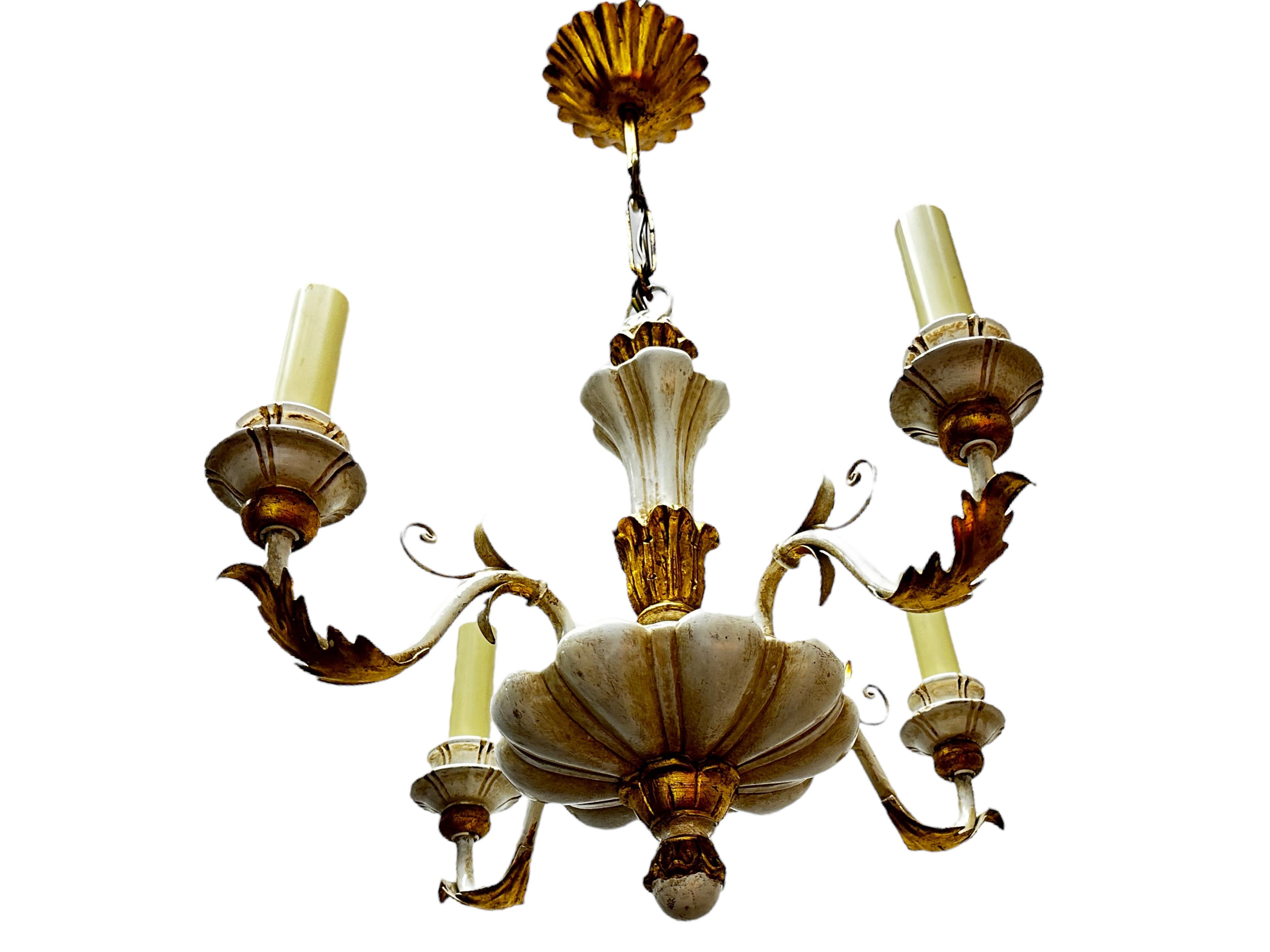 Four Light Chippy White & Giltwood Hollywood Regency Chandelier Tole, Austria In Good Condition For Sale In Nuernberg, DE