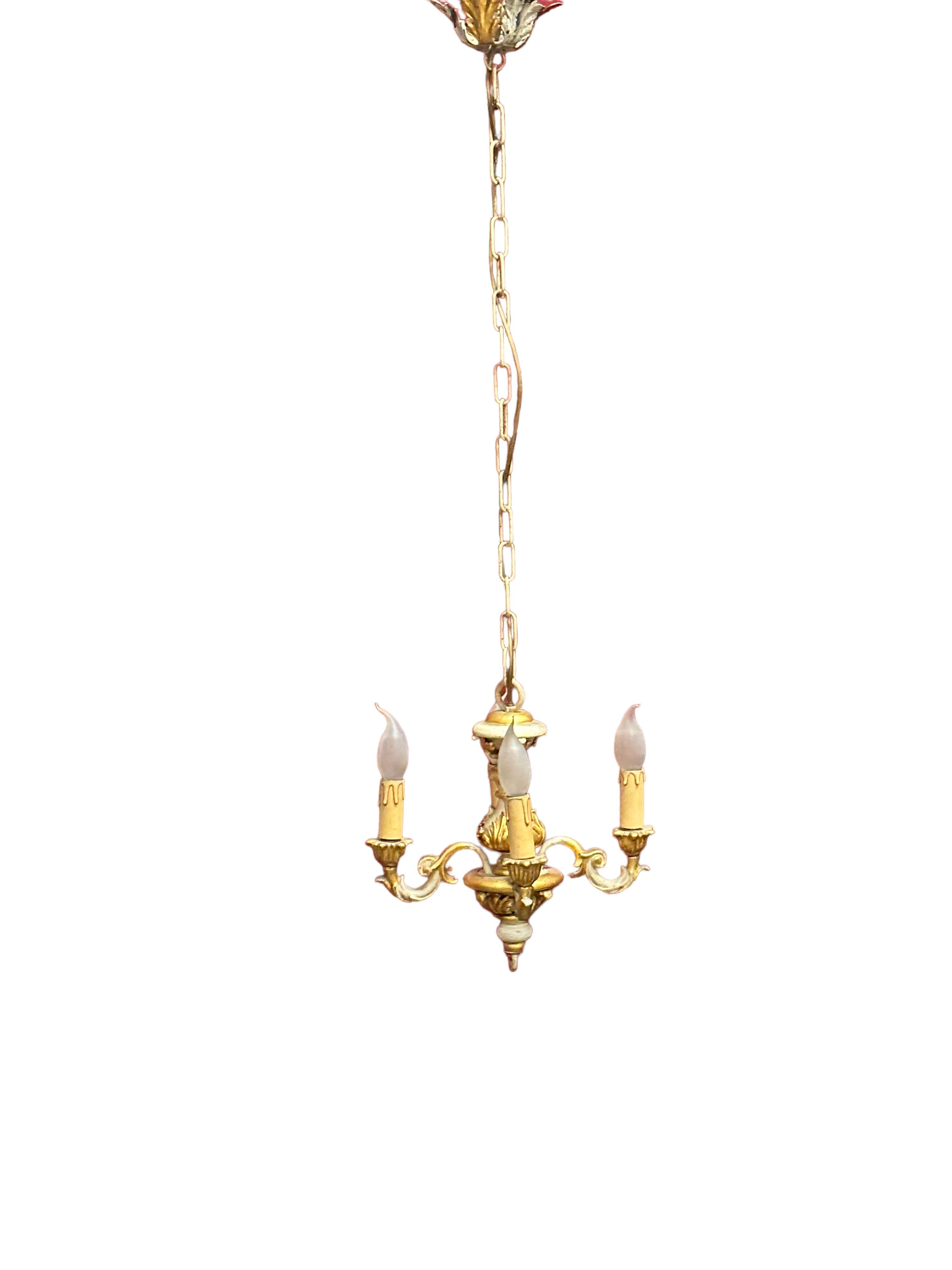 Four Light Cream White & Gilt wood Hollywood Regency Chandelier Tole, Austria In Good Condition For Sale In Nuernberg, DE