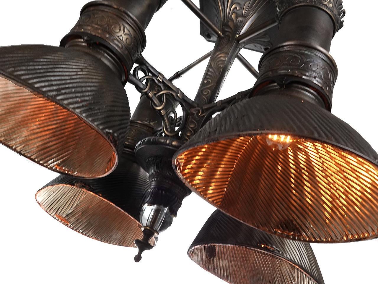 Questa è una delle più importanti e interessanti lampade per vagoni ferroviari che abbiamo trovato. Pochi esemplari di queste lampade vittoriane di lusso esistono ancora. Gli esemplari rimasti sono finiti da tempo nei musei. Questo era il tipo e la