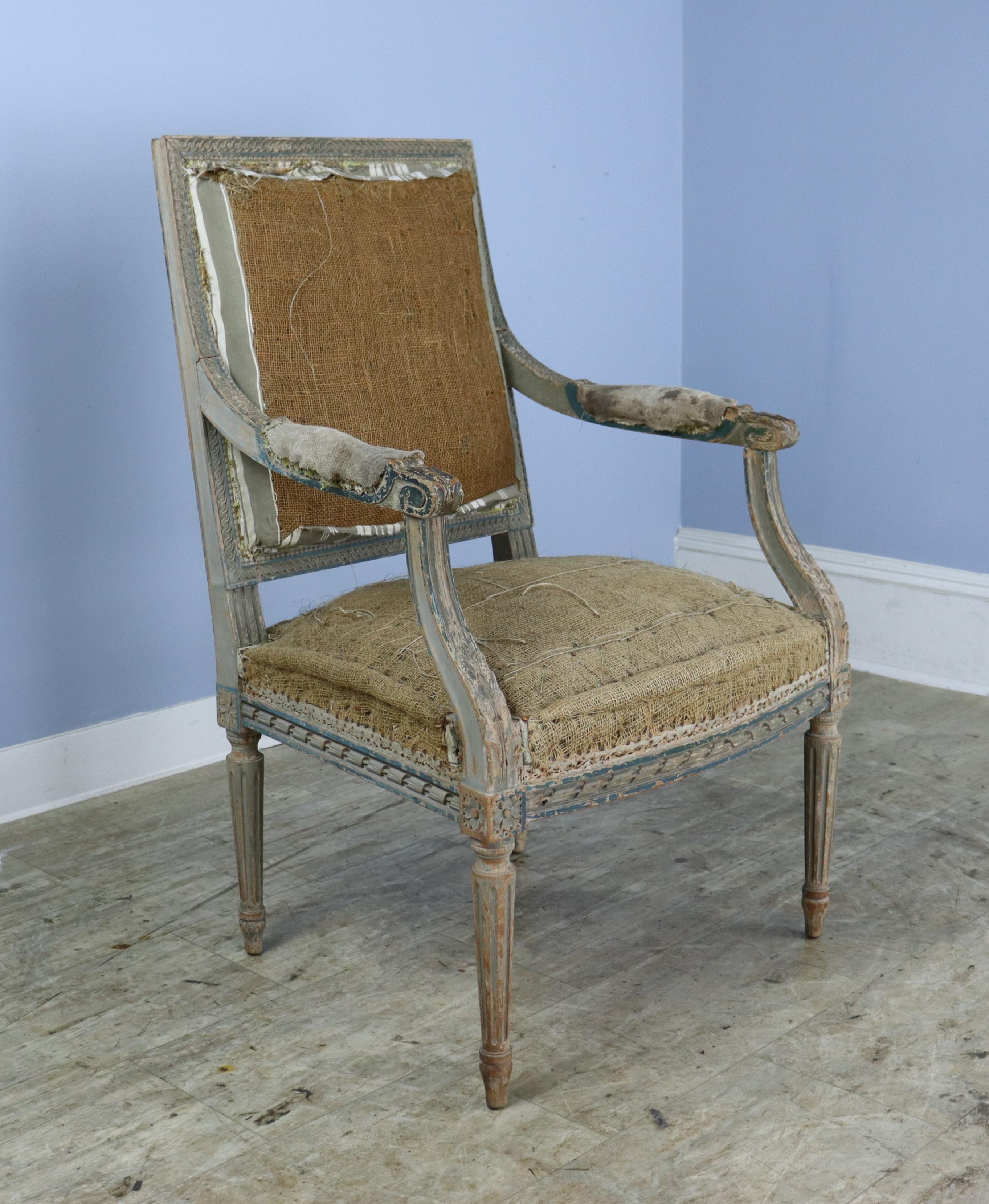 Vier stattliche und elegante Louis XVL-Sessel mit verblichener Originalfarbe und mit Rosshaar gepolsterten Sitzen.  Wir haben eine neu gepolstert, um die Vorstellungskraft zu unterstützen und die komplizierten Sehnsüchte und das Spektrum der