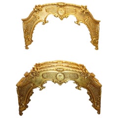 Corniche de fenêtre en bois doré de style Louis XVI:: quatre disponibles
