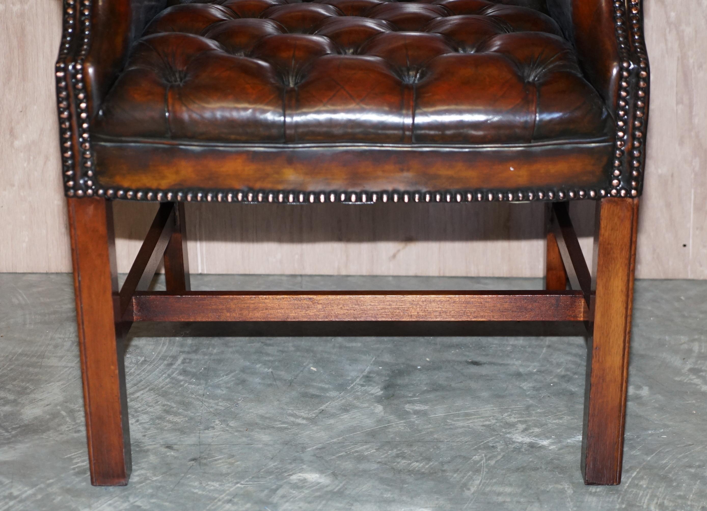 Vier luxuriös restaurierte, handgefärbte Chesterfield Wingback Sessel aus braunem Leder im Angebot 4