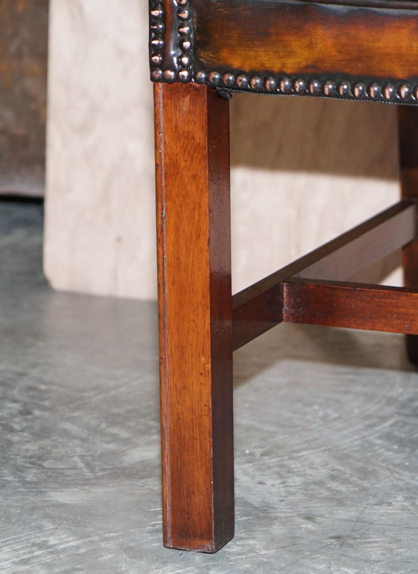 Vier luxuriös restaurierte, handgefärbte Chesterfield Wingback Sessel aus braunem Leder im Angebot 6
