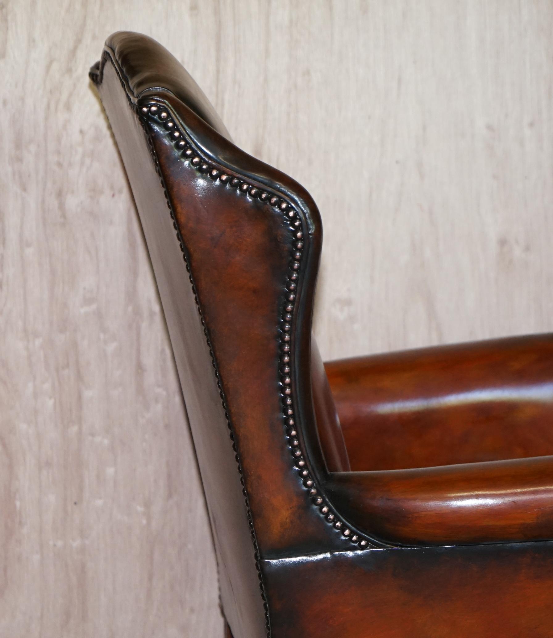 Quatre luxueux fauteuils Chesterfield en cuir Brown teint à la main, restaurés. en vente 9