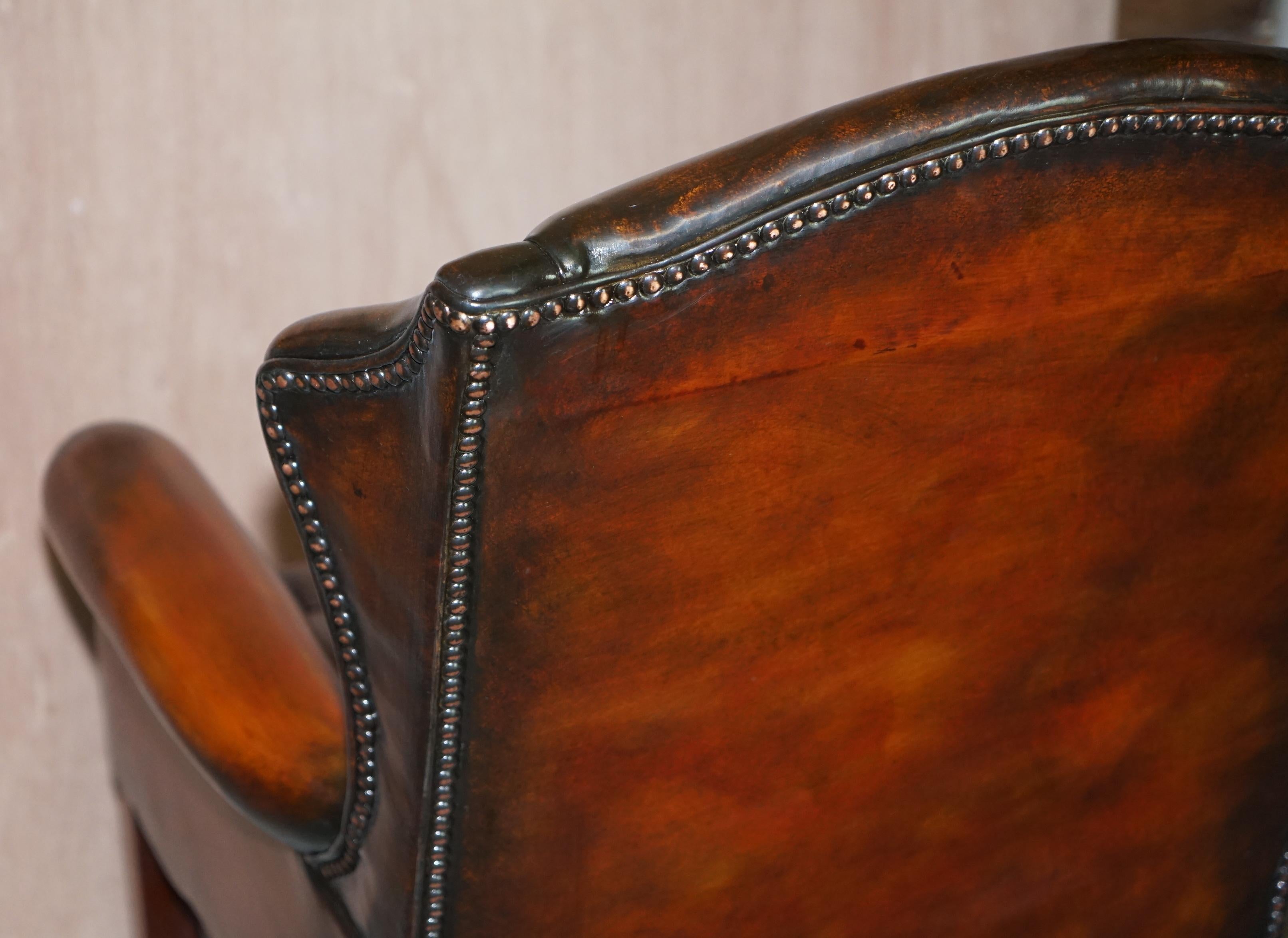Vier luxuriös restaurierte, handgefärbte Chesterfield Wingback Sessel aus braunem Leder im Angebot 12