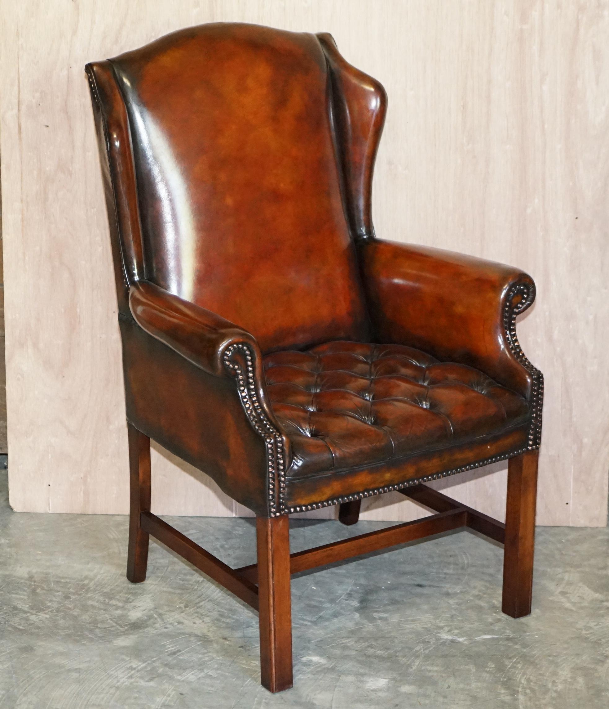 Nous sommes ravis de vous proposer cette magnifique série de quatre fauteuils Wingback en cuir teint à la main, de couleur brun Whisky, de Wade Upholstery.

Ils ont été fabriqués par Wade Upholstery, ce sont des exemples du milieu du siècle et