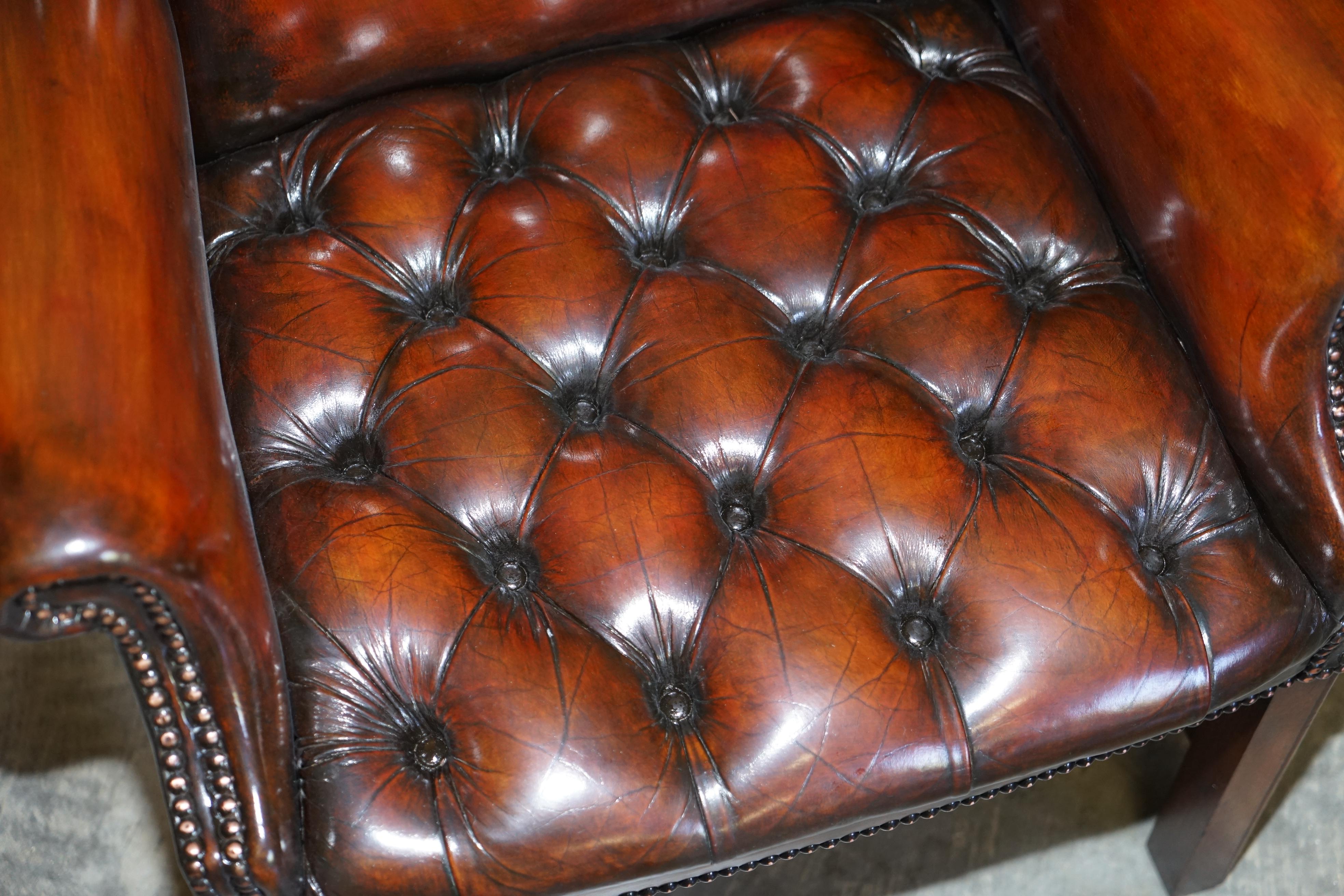 Vier luxuriös restaurierte, handgefärbte Chesterfield Wingback Sessel aus braunem Leder im Angebot 1