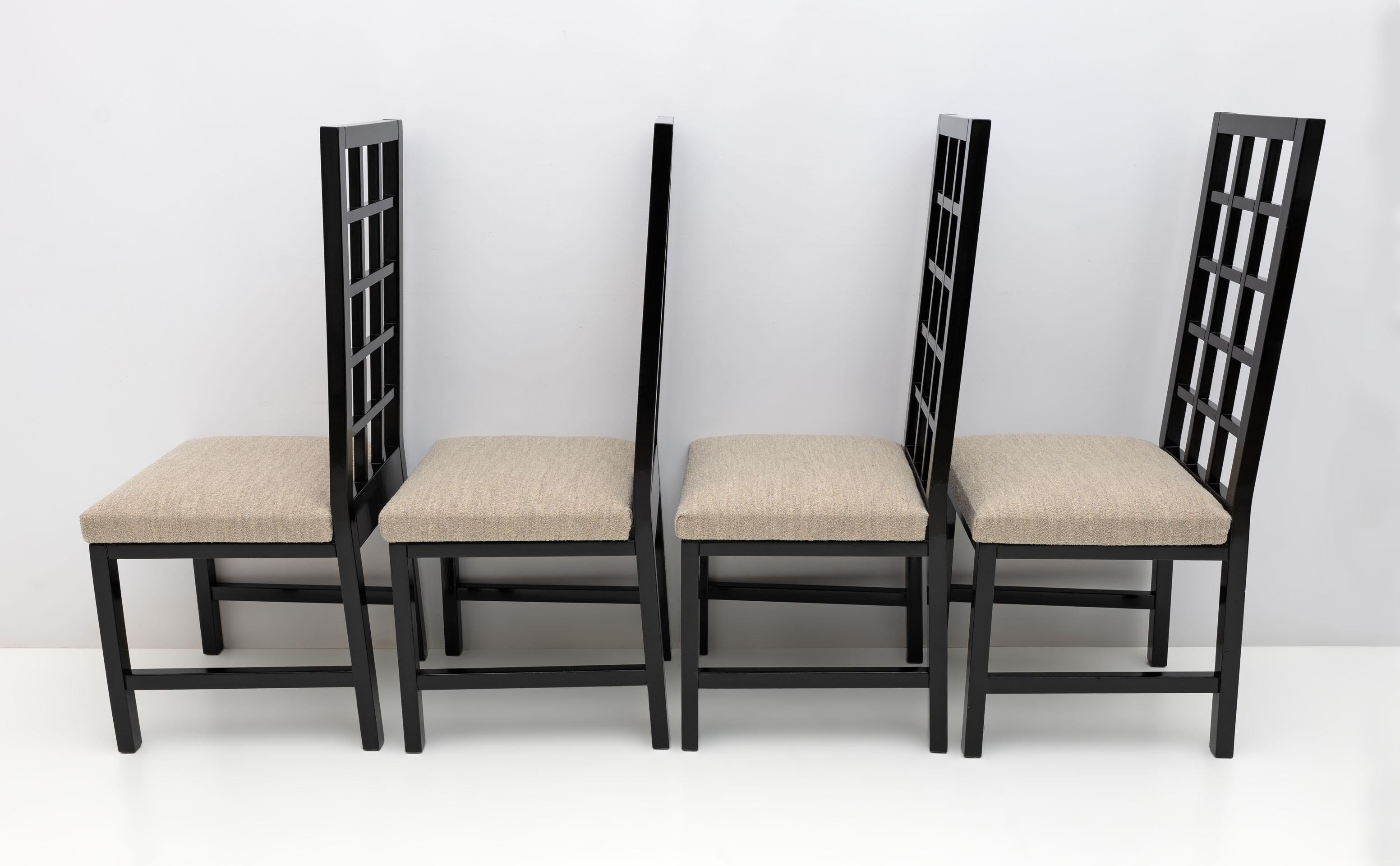Bouclé Quatre chaises à haut dossier en laque noire de style Mackintosh, 1979 en vente