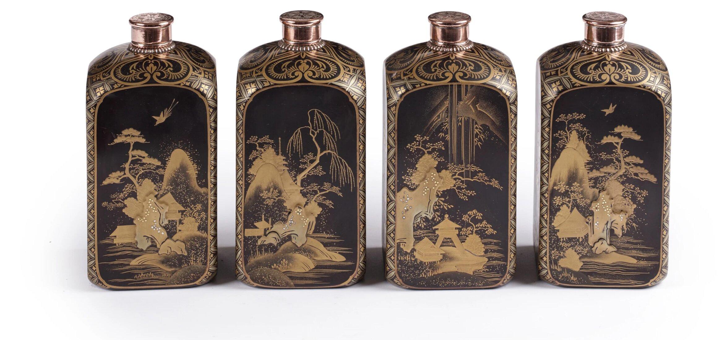 Vier prächtige japanische Exportflaschen für Likör oder Gin aus Goldlack aus dem 17. Jahrhundert (Edo) im Angebot