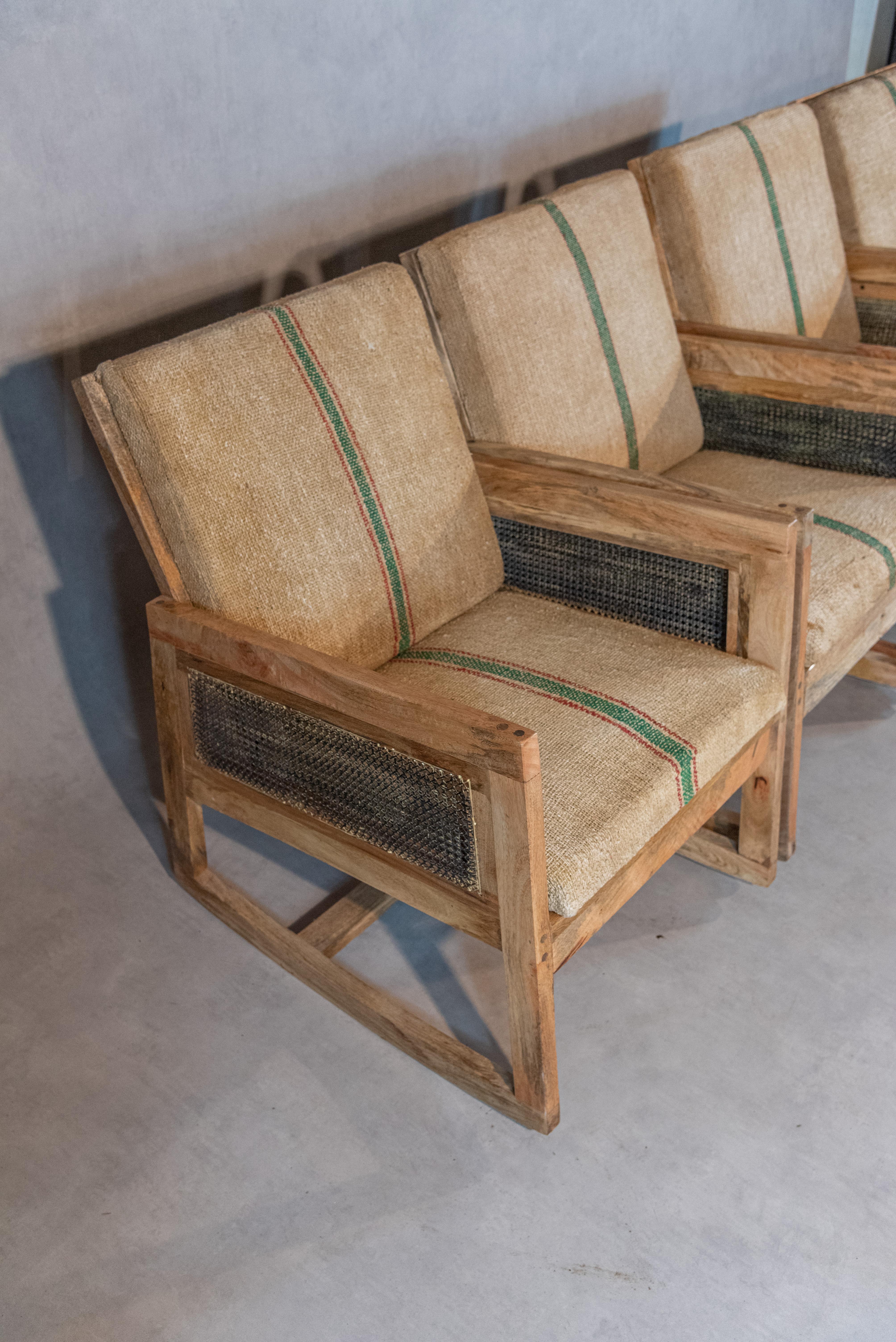 Mid-Century Modern Quatre fauteuils à bascule français en acajou et chanvre en vente