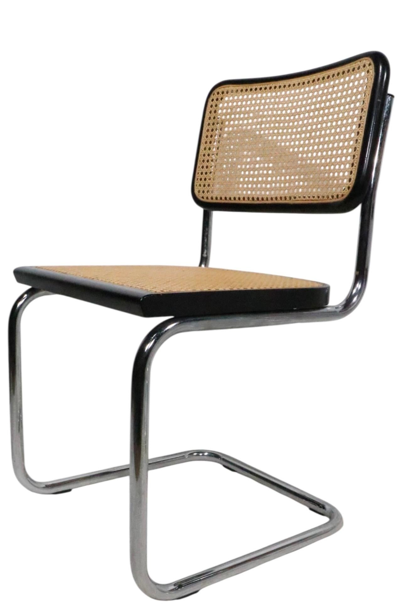 Vintage Set mit klassischen Cesca-Esszimmerstühlen von Marcel Breuer, mit verchromten Freischwingergestellen und schwarz lackiertem Holz  und gepolsterte Sitz- und Rückenlehnen. Dieses Set wurde in Italien hergestellt, etwa in den 1970er Jahren und