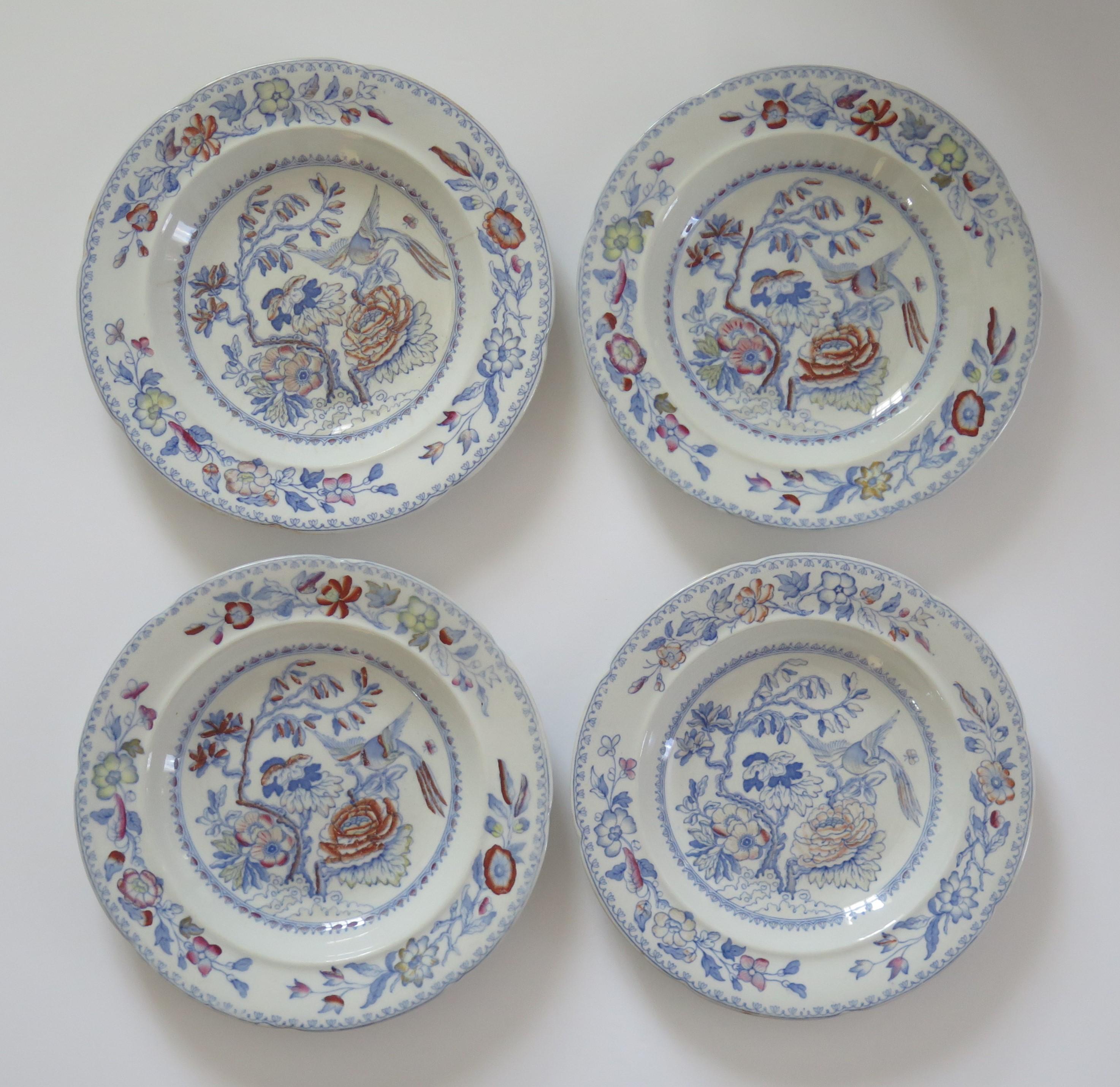 Se trata de un juego de CUATRO cuencos o platos soperos de Ironstone con el característico dibujo de un pájaro volando, fabricados por Mason's de Lane Delph, Staffordshire, Inglaterra, a mediados del siglo XIX, hacia 1860.

Los cuencos o platos