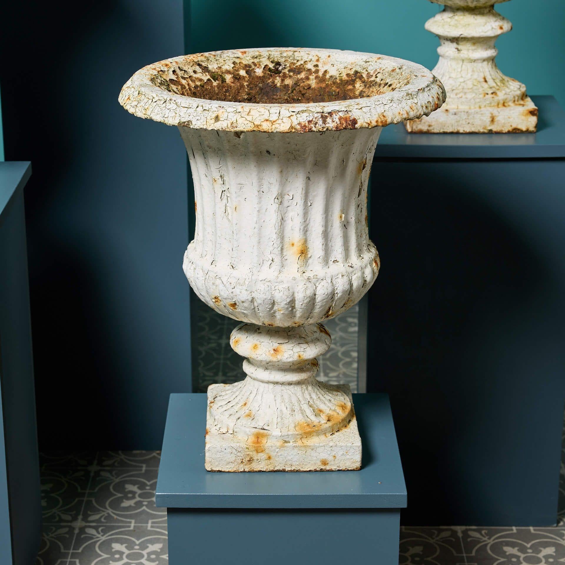 Victorien Quatre urnes de jardin anciennes assorties en vente