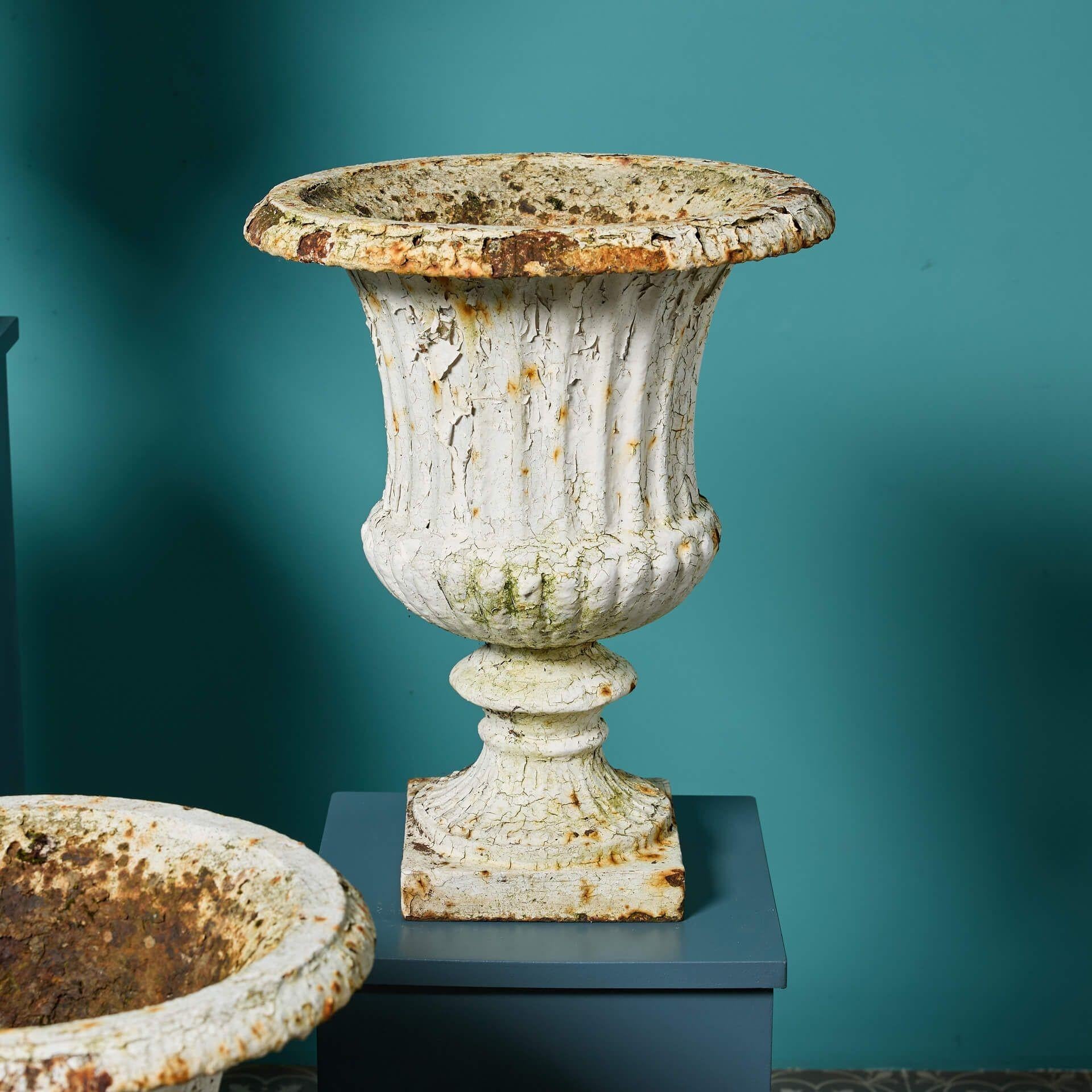 Anglais Quatre urnes de jardin anciennes assorties en vente