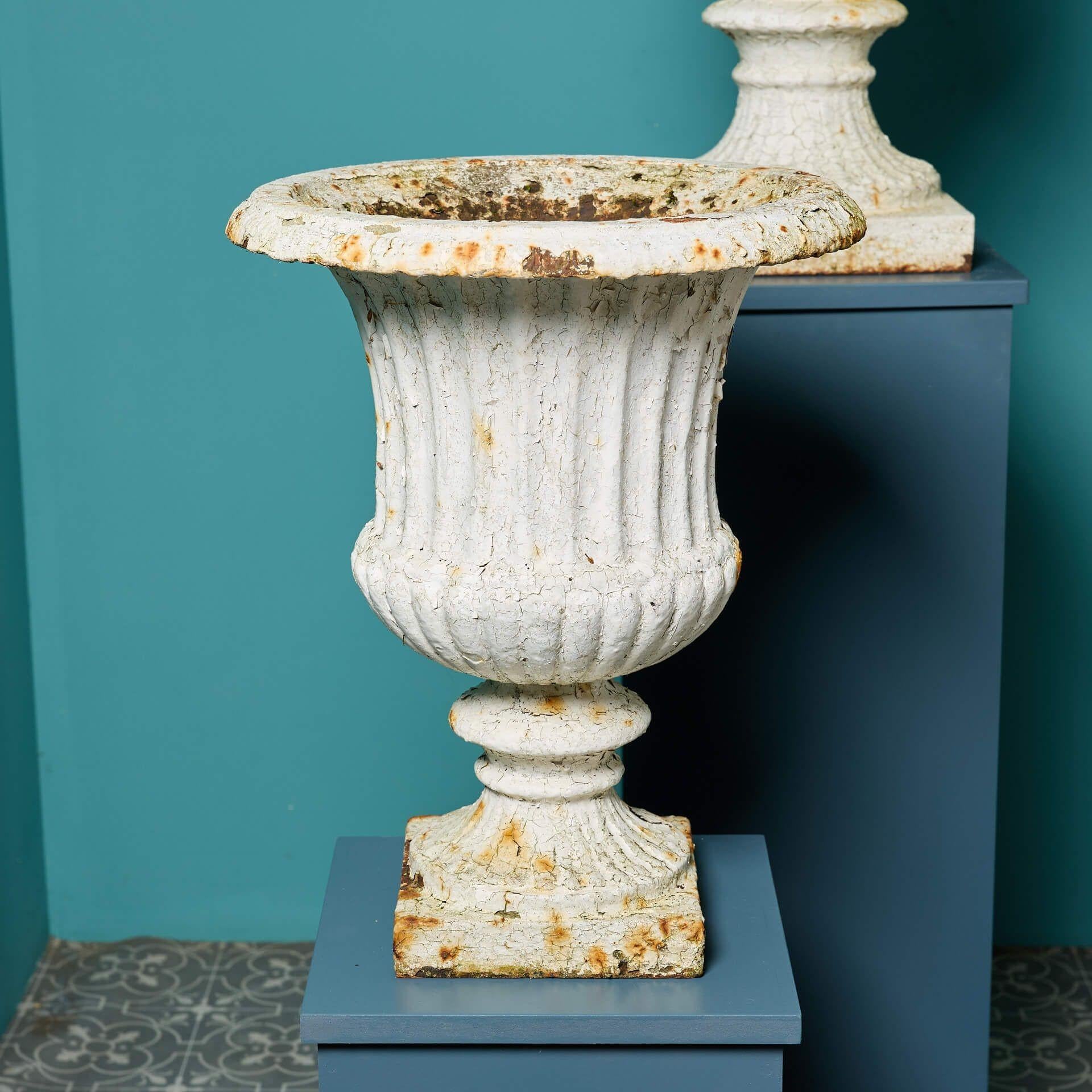 Quatre urnes de jardin anciennes assorties État moyen - En vente à Wormelow, Herefordshire