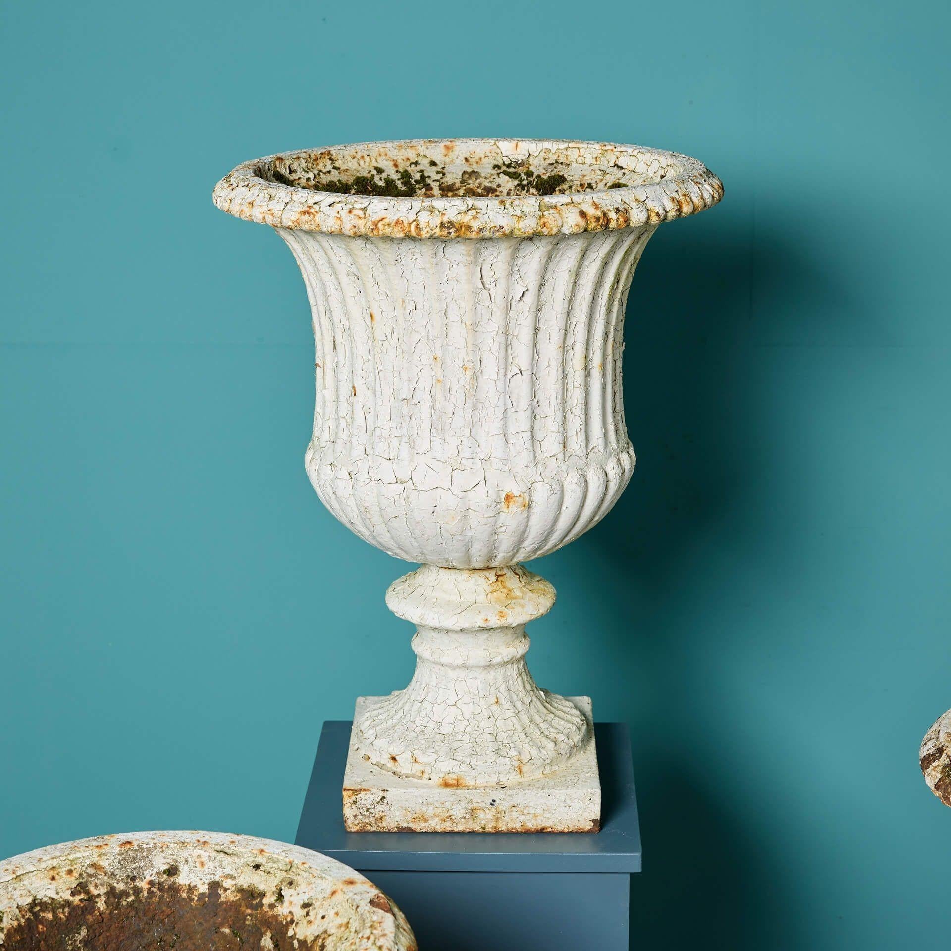 XIXe siècle Quatre urnes de jardin anciennes assorties en vente