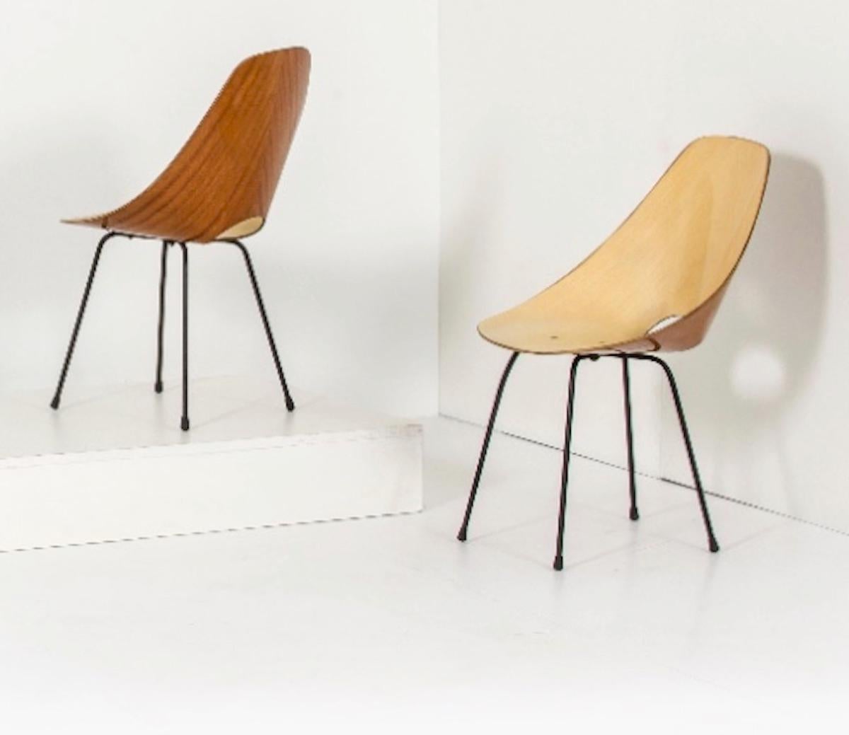 La chaise iconique Medea, conçue en 1955 par Vittorio Nobili pour Fratelli Tagliabue, a remporté le Compasso D'Oro à la Biennale du design industriel de Milan l'année suivante (1956). Contreplaqué incurvé avec dossier ébénisé sur une base en métal