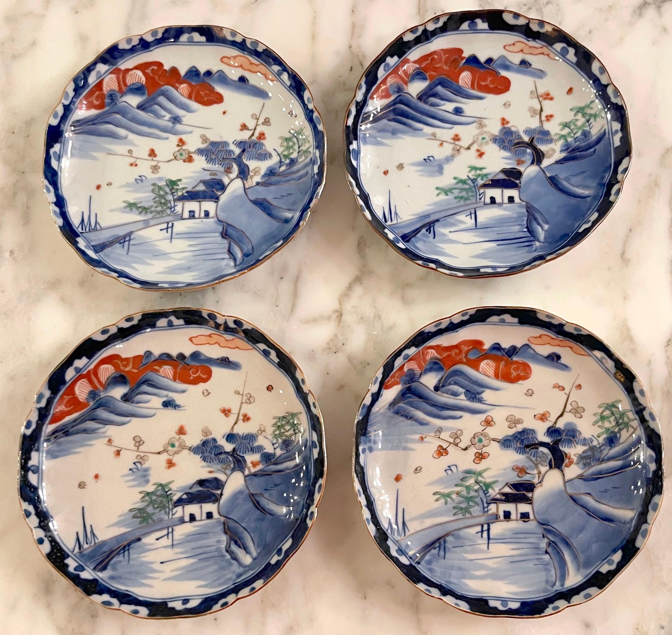 Vier szenische Imari-Teller mit Wellenschliff aus der Meiji-Periode, Fukagawa zugeschrieben 
Japan, um 1905

Diese vier Imari-Teller mit Wellenschliff aus der Meiji-Zeit sind exquisite Beispiele japanischer Porzellankunst. Die Teller werden dem Ofen