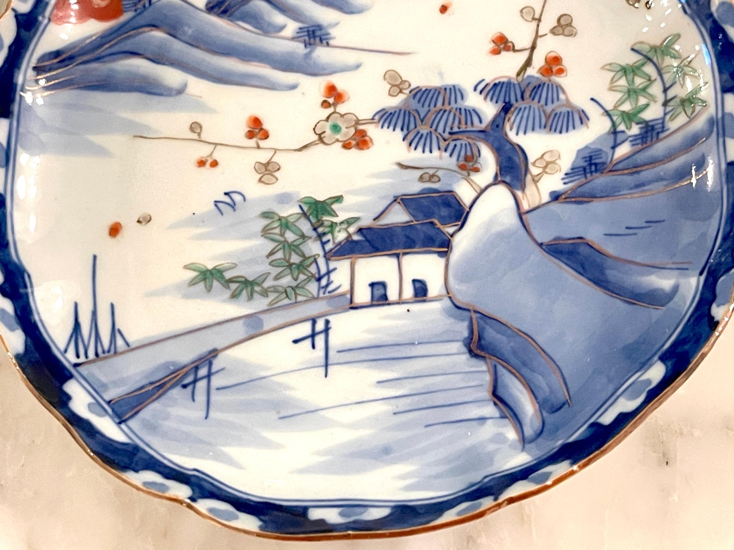 Vier szenische Imari-Teller mit Wellenschliff aus der Meiji-Periode, Fukagawa zugeschrieben (20. Jahrhundert) im Angebot
