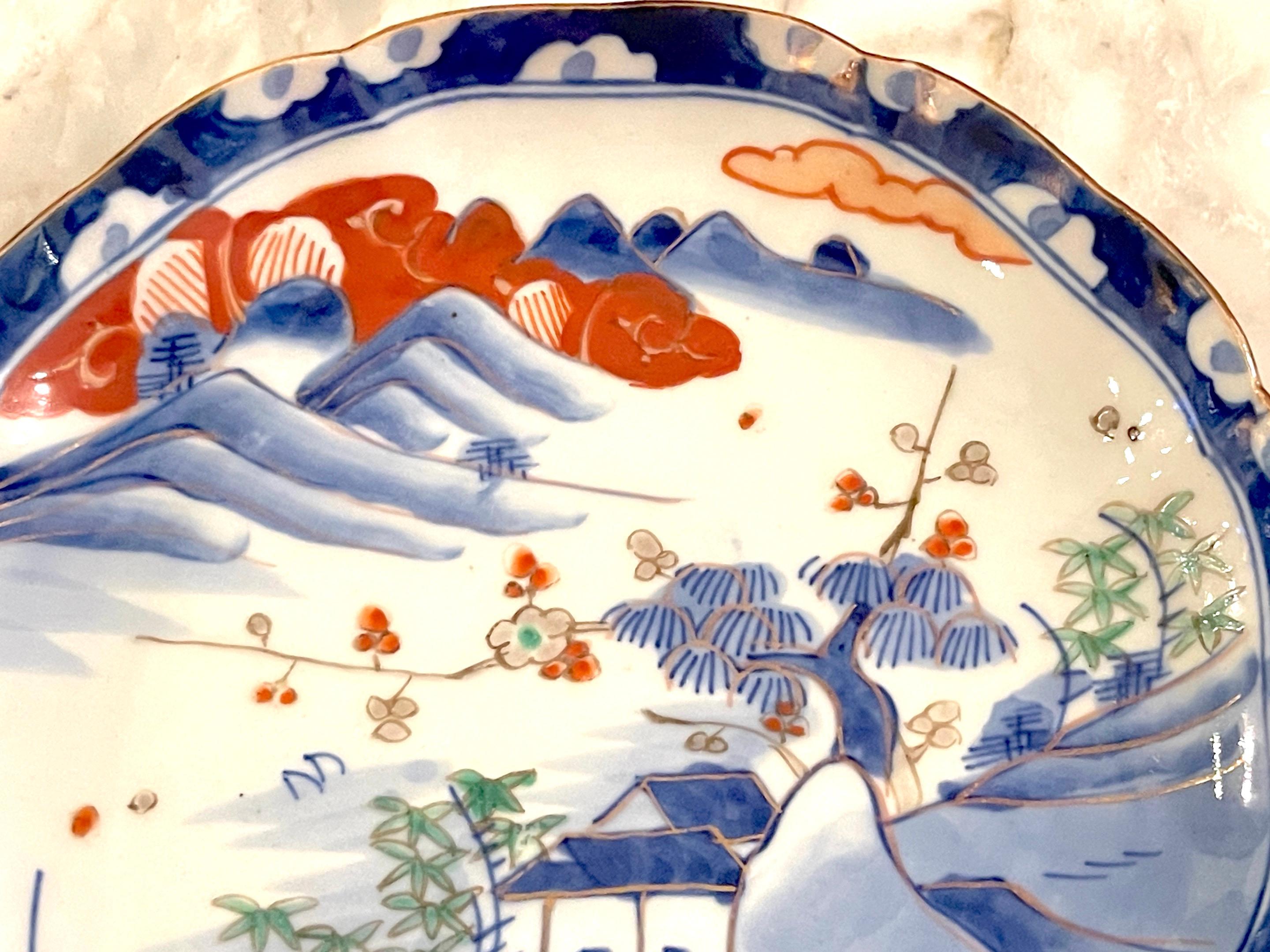 Vier szenische Imari-Teller mit Wellenschliff aus der Meiji-Periode, Fukagawa zugeschrieben (Porzellan) im Angebot
