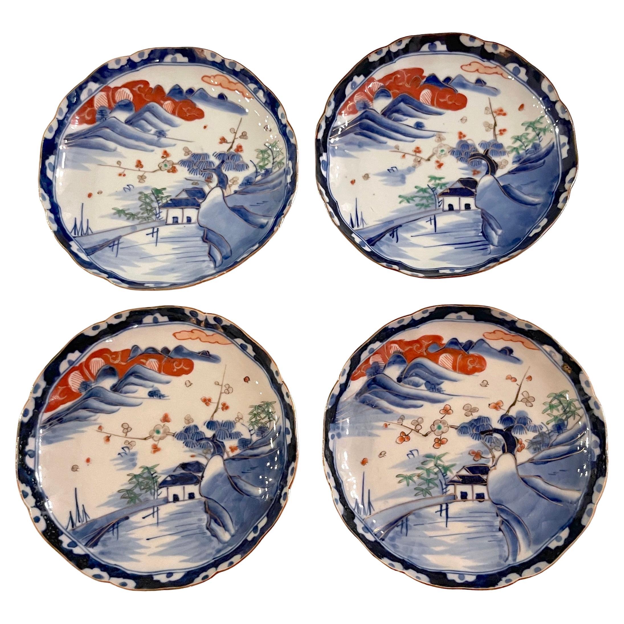 Quatre assiettes festonnées scéniques Imari de la période Meiji, attribuées à Fukagawa