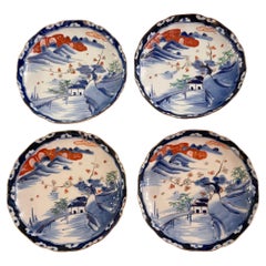 Quatre assiettes festonnées scéniques Imari de la période Meiji, attribuées à Fukagawa