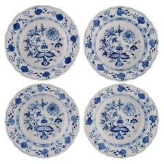 Quatre assiettes profondes en forme d'oignon bleu de Meissen en porcelaine peinte à la main, début du 20e siècle