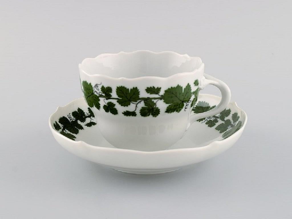 Four Meissen Green Ivy Vine coffee cups with saucers in hand-painted porcelain. 1940's.
The cup measures: 8.8 x 6.8 cm.
Saucer diameter: 14.5 cm.
In excellent condition.
Stamped.
1st factory quality.
 