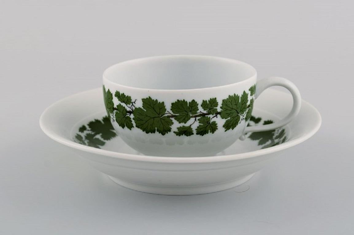 Four Meissen green Ivy vine Leaf teacups with saucers in hand-painted porcelain. 20th century.
The cup measures: 8 x 5 cm.
Saucer diameter: 15 cm.
In excellent condition.
Stamped.
1st factory quality.