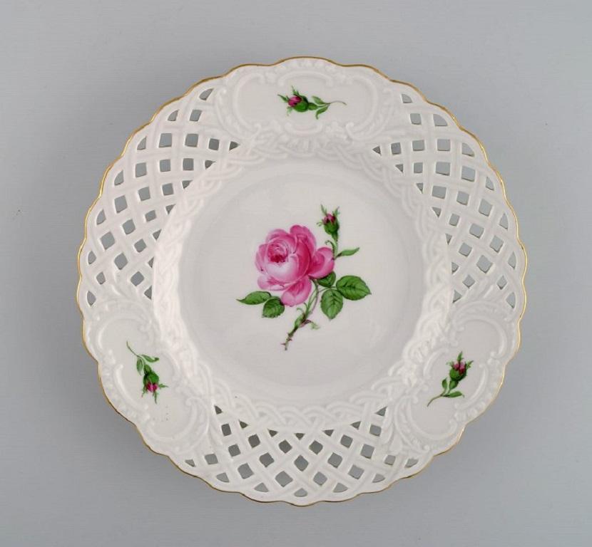 Four Meissen pink rose plates in openwork porcelain with hand-painted roses and gold edge. Early 20th century.
Largest diameter: 21 cm.
In excellent condition.
Stamped.
3rd Factory quality.
