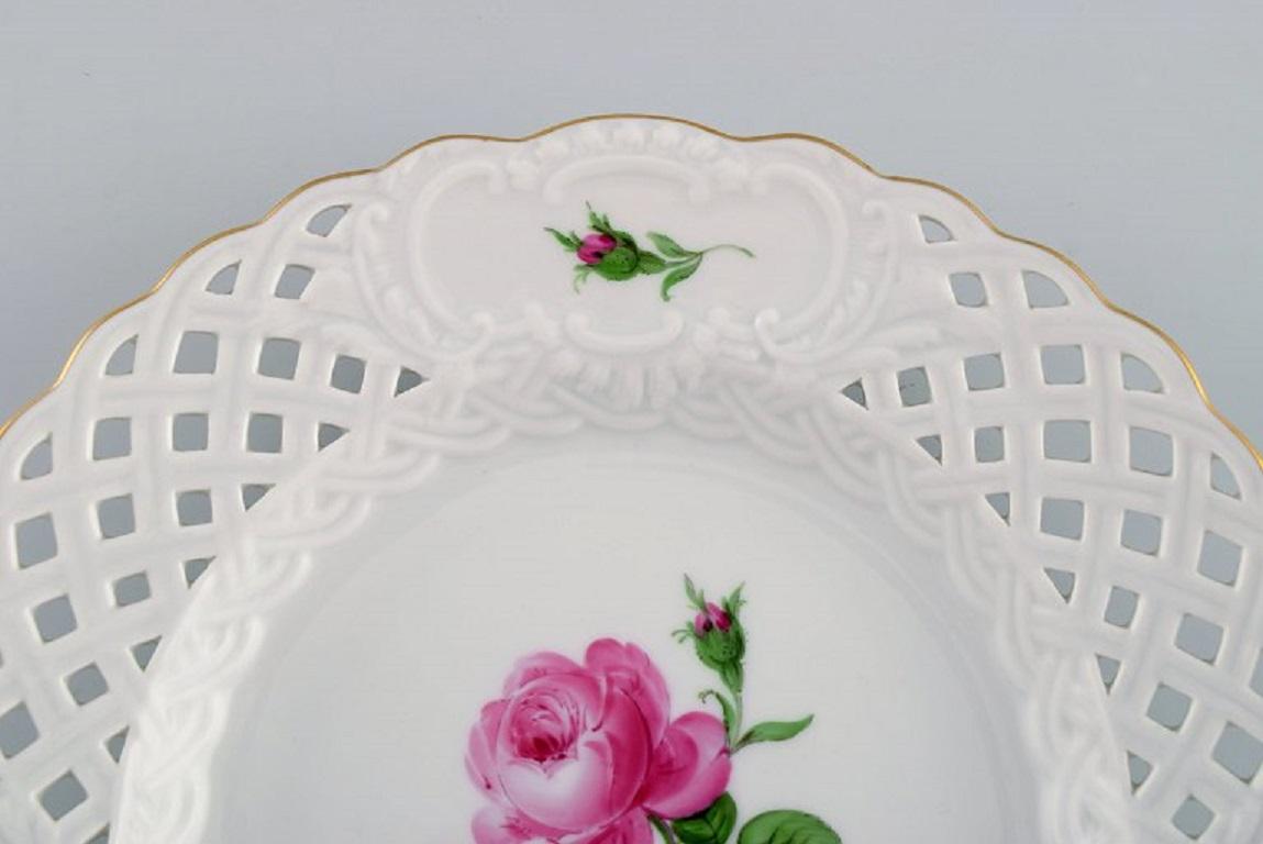 Four Meissen Pink Rose Plates in Openwork Porcelain with Hand-Painted Roses In Excellent Condition For Sale In Copenhagen, DK