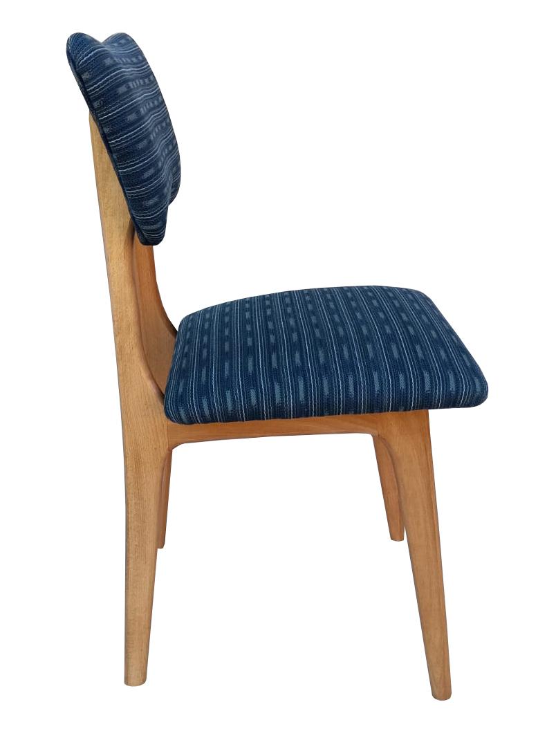 Cuatro Sillas Mariposas Mediano Siglo, Jacquard Azul, Madera Clara Europa, Años 60 Polaco en venta