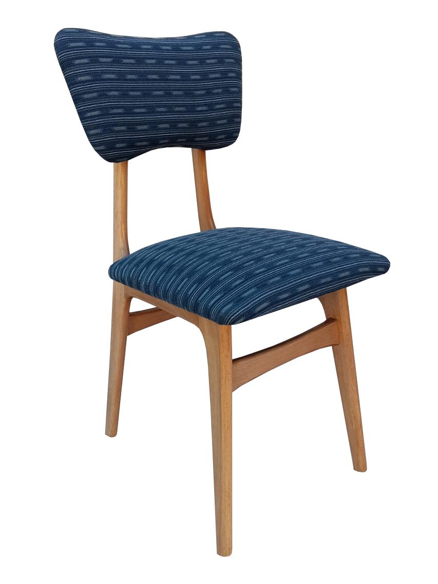 Cuatro Sillas Mariposas Mediano Siglo, Jacquard Azul, Madera Clara Europa, Años 60 Hecho a mano en venta