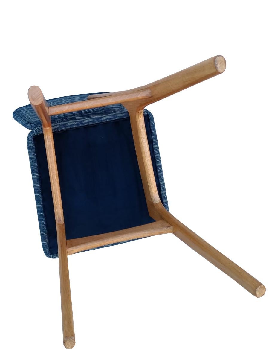 Cuatro Sillas Mariposas Mediano Siglo, Jacquard Azul, Madera Clara Europa, Años 60 en Excelente estado para la venta en 05-080 Hornowek, PL