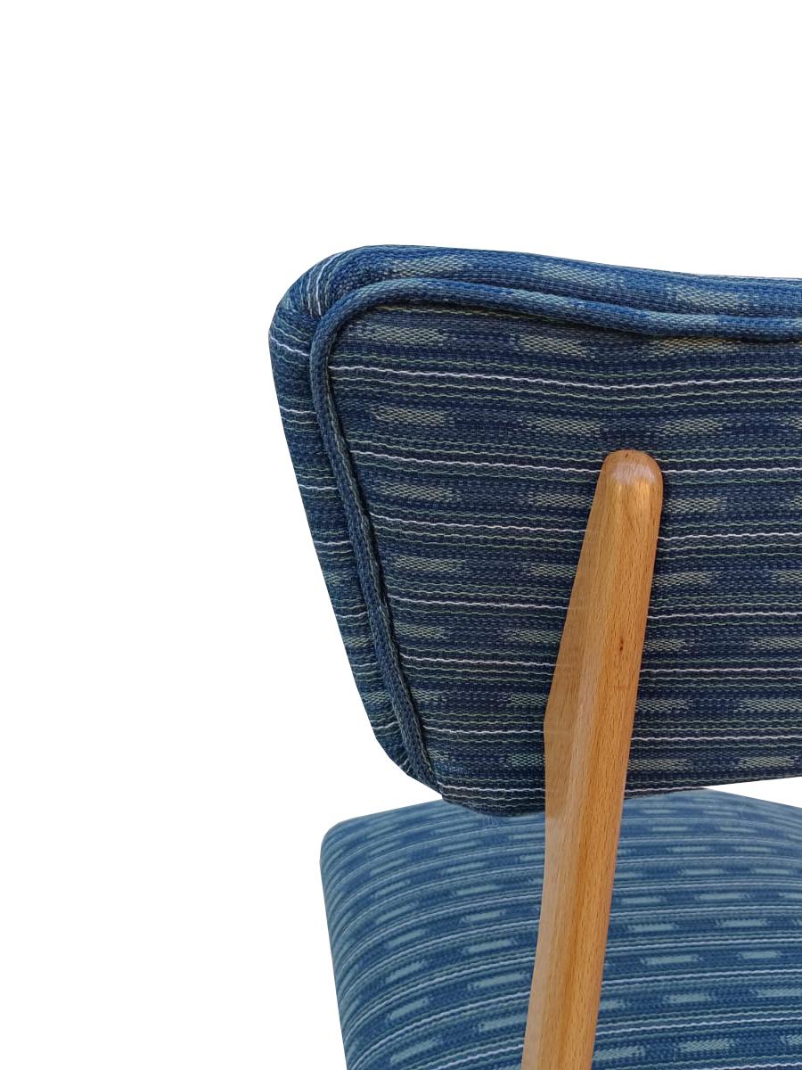 Cuatro Sillas Mariposas Mediano Siglo, Jacquard Azul, Madera Clara Europa, Años 60 siglo XX en venta