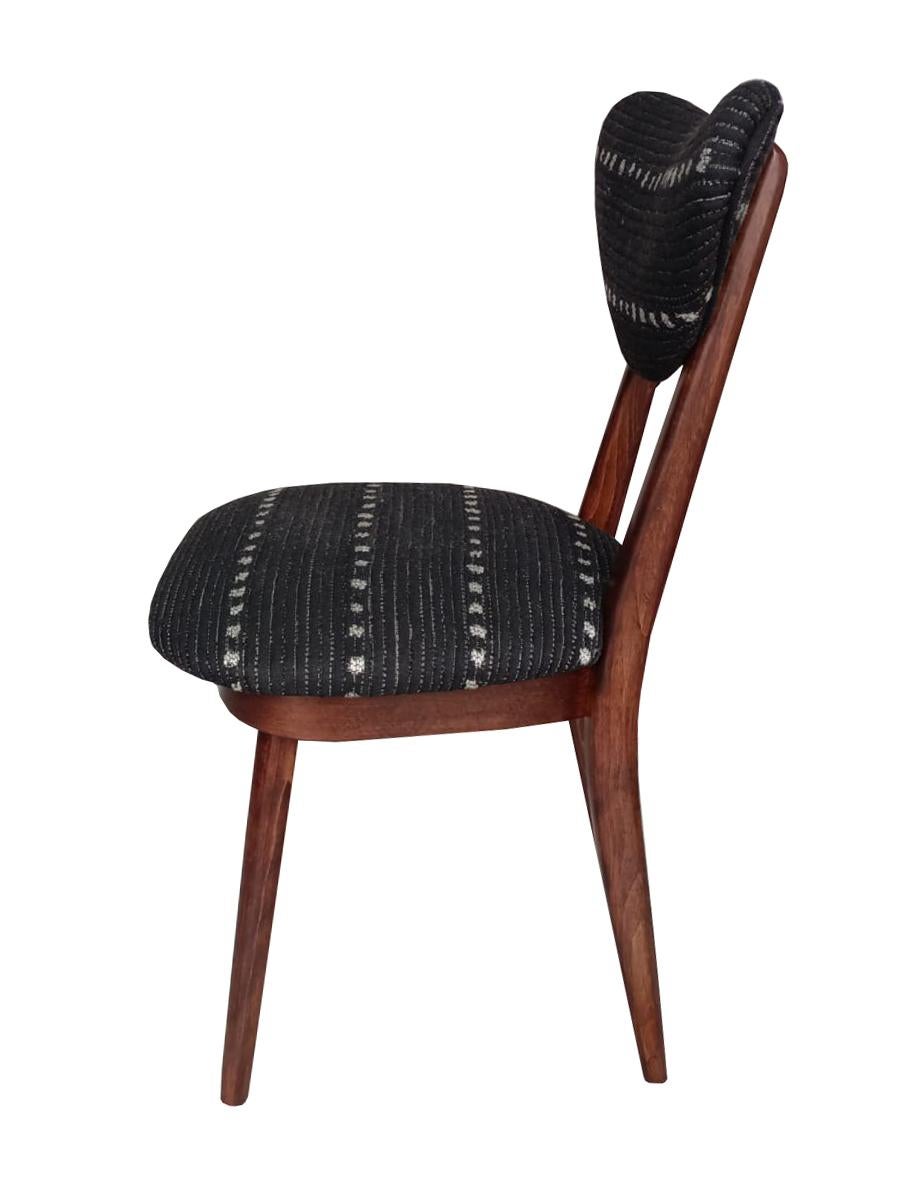 Cuatro Sillas Corazón Mid Century en Tela Negra de Lunares Perennes, Europa, años 60 Hecho a mano en venta